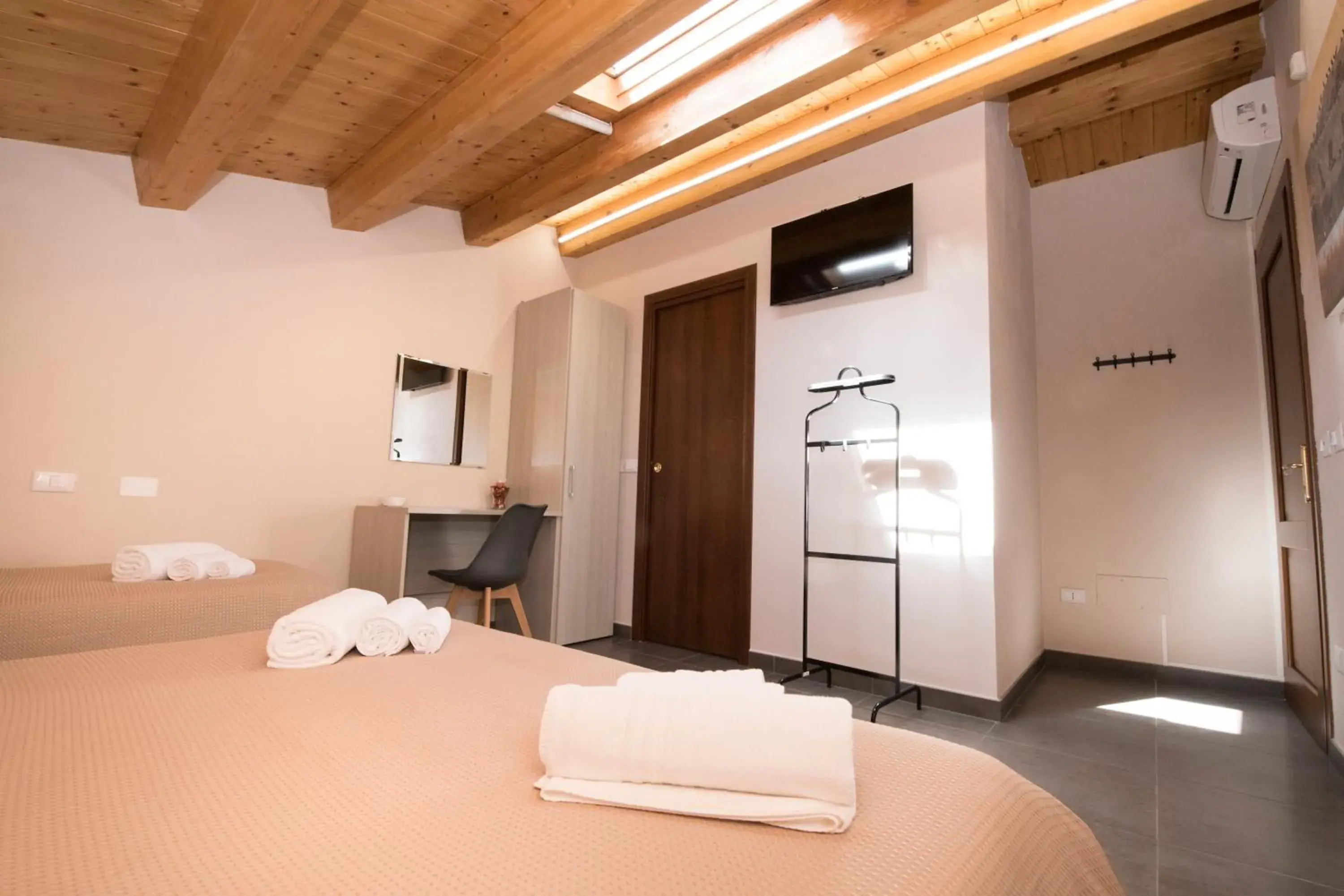 Triple Room with Private Bathroom - single occupancy in Casa Malaclà B&B Triple Room with Private Bathroom - single occupancy in Casa Malaclà B&B