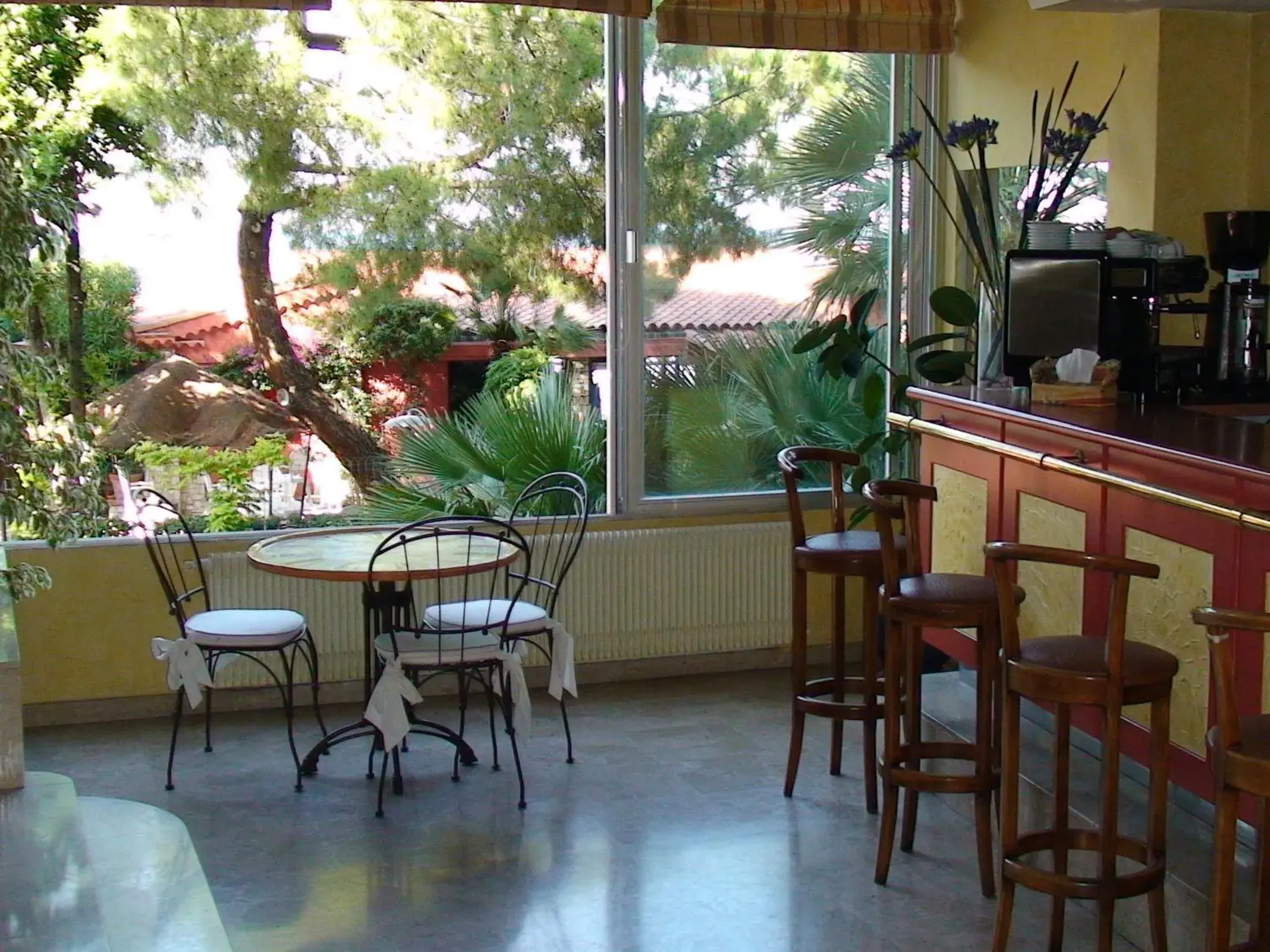 Lounge or bar in Hôtel Alexandra Lounge or bar in Hôtel Alexandra