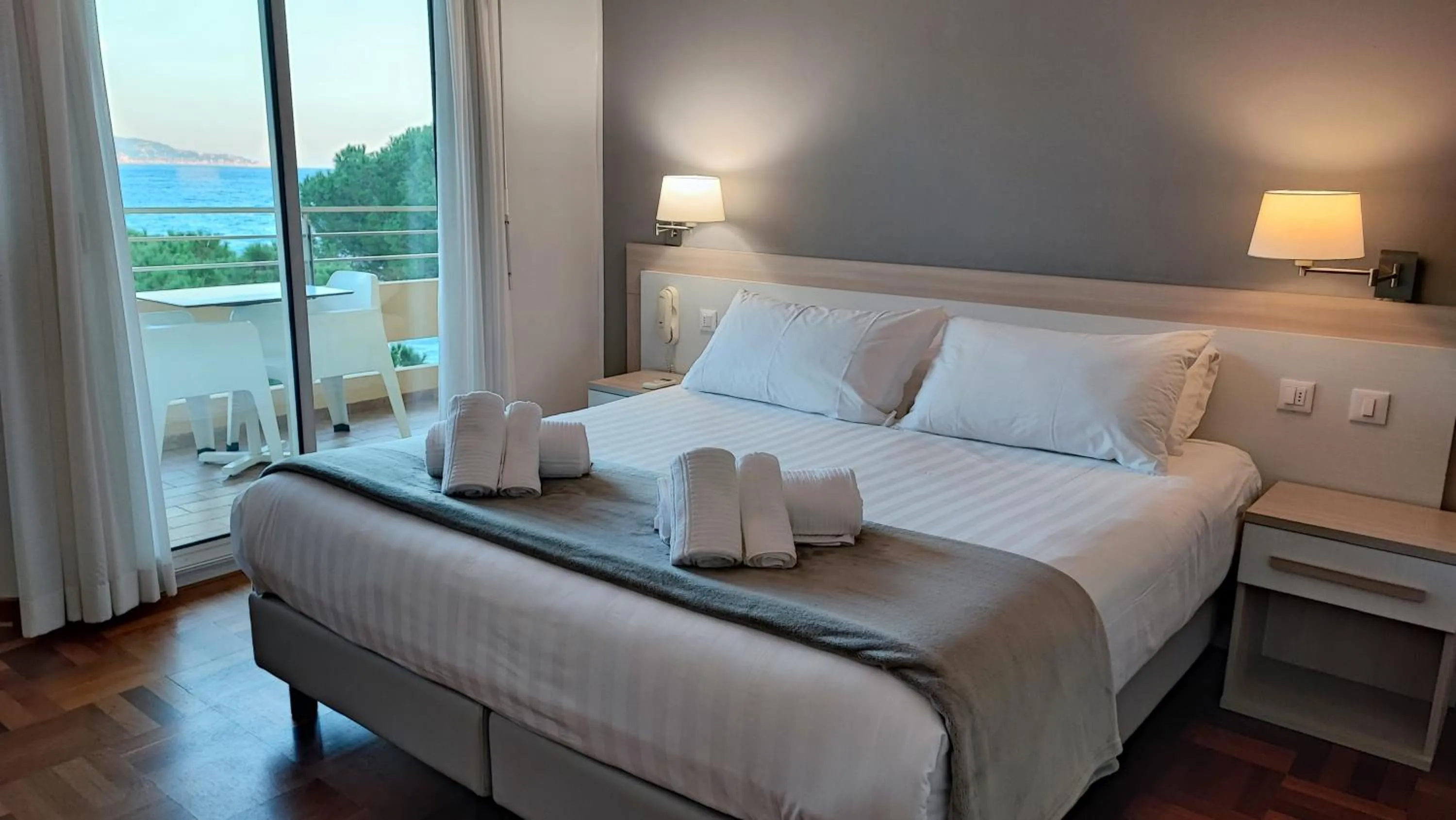 Bedroom, Bed in Hôtel Alexandra