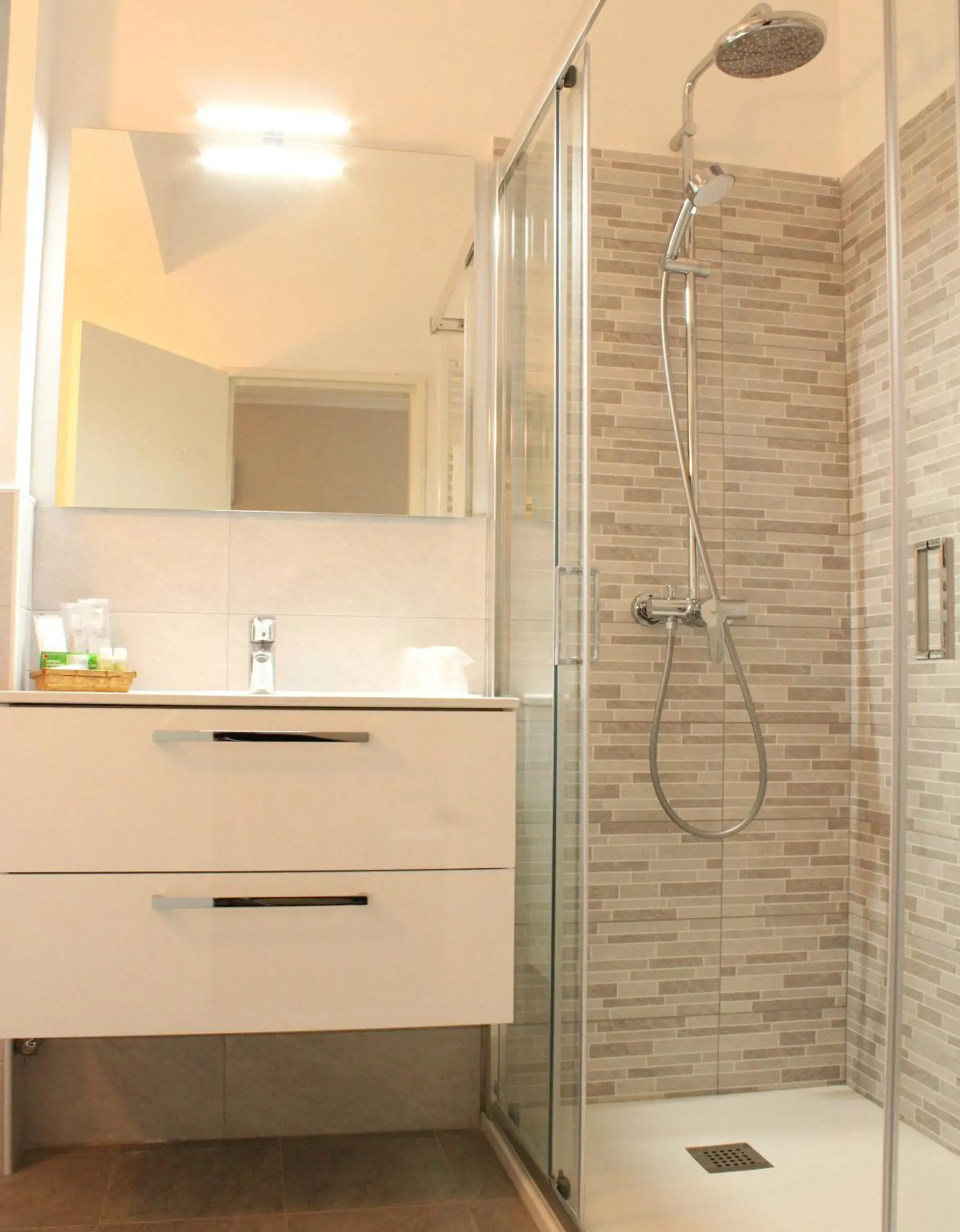 Budget Double or Twin Room in Hôtel Alexandra Budget Double or Twin Room in Hôtel Alexandra