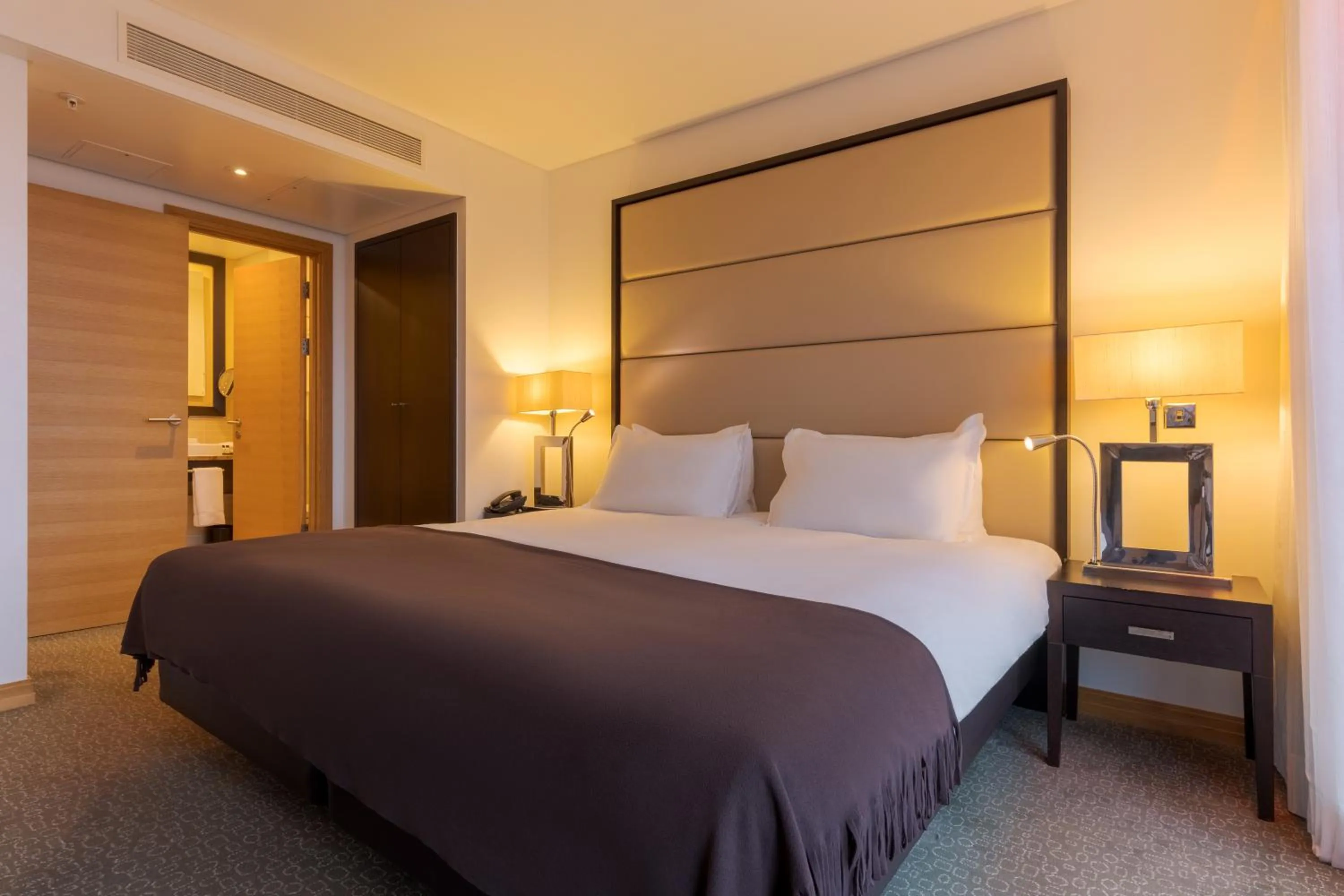 Bed in Pestana Chelsea Bridge Hotel & SPA