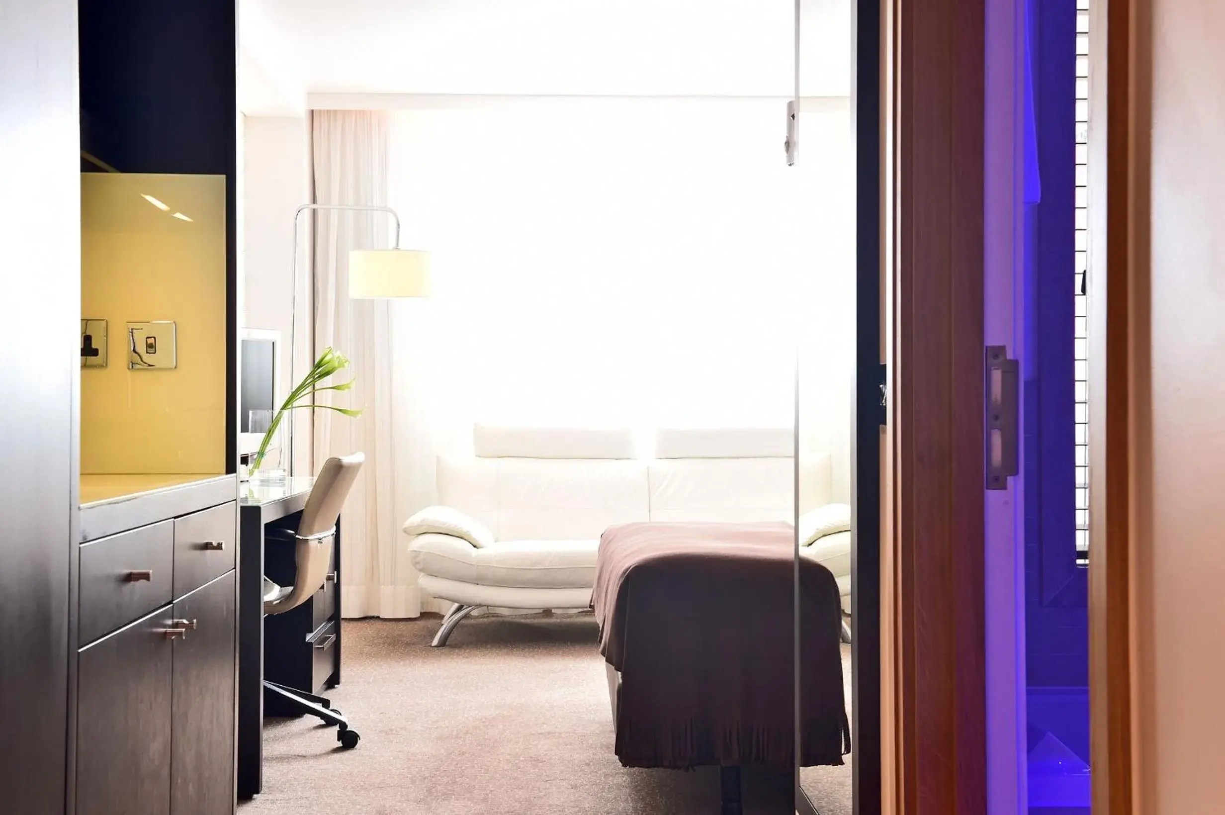 Photo of the whole room, Bed in Pestana Chelsea Bridge Hotel & SPA Photo of the whole room, Bed in Pestana Chelsea Bridge Hotel & SPA