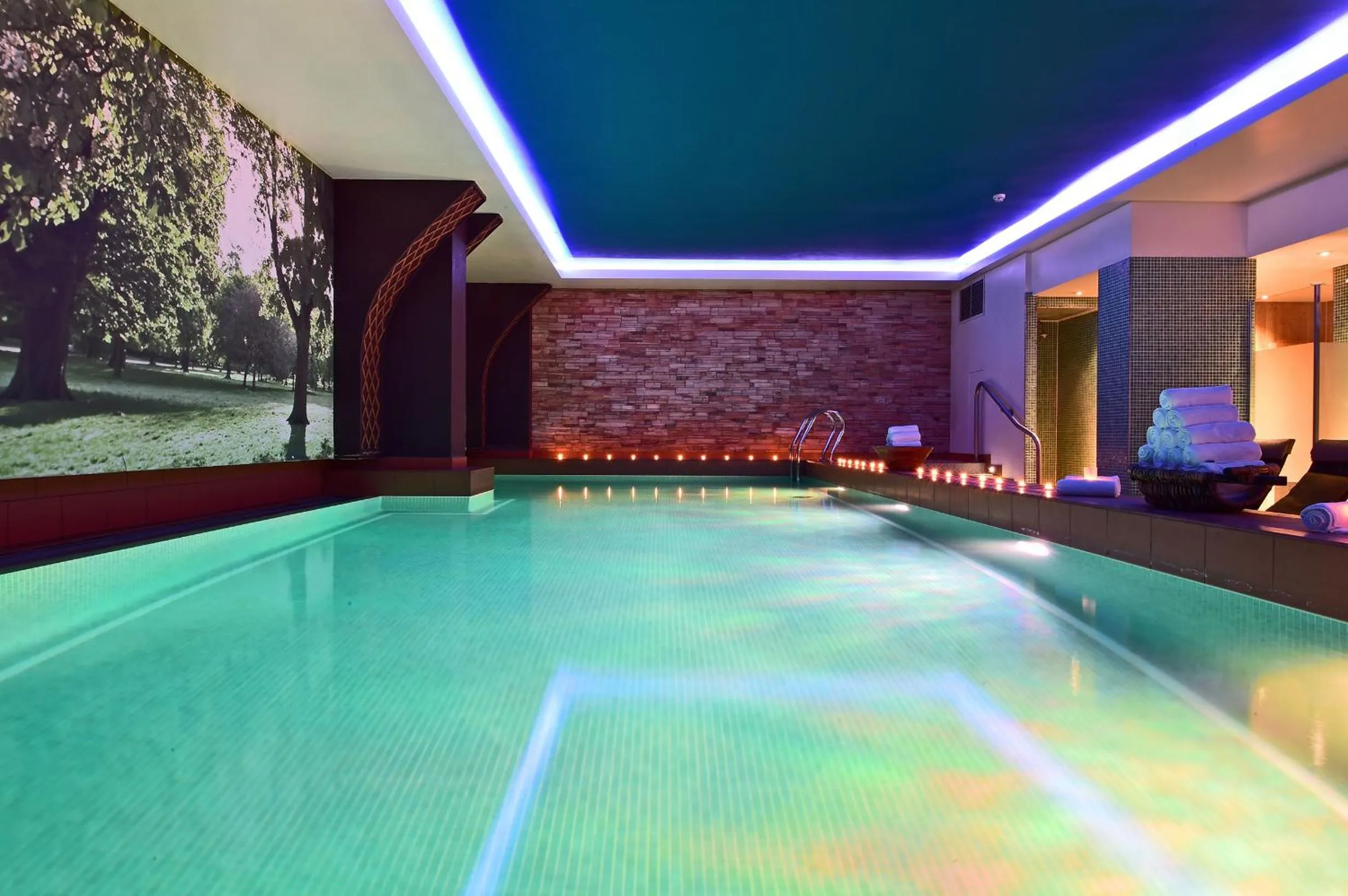 Swimming pool in Pestana Chelsea Bridge Hotel & SPA
