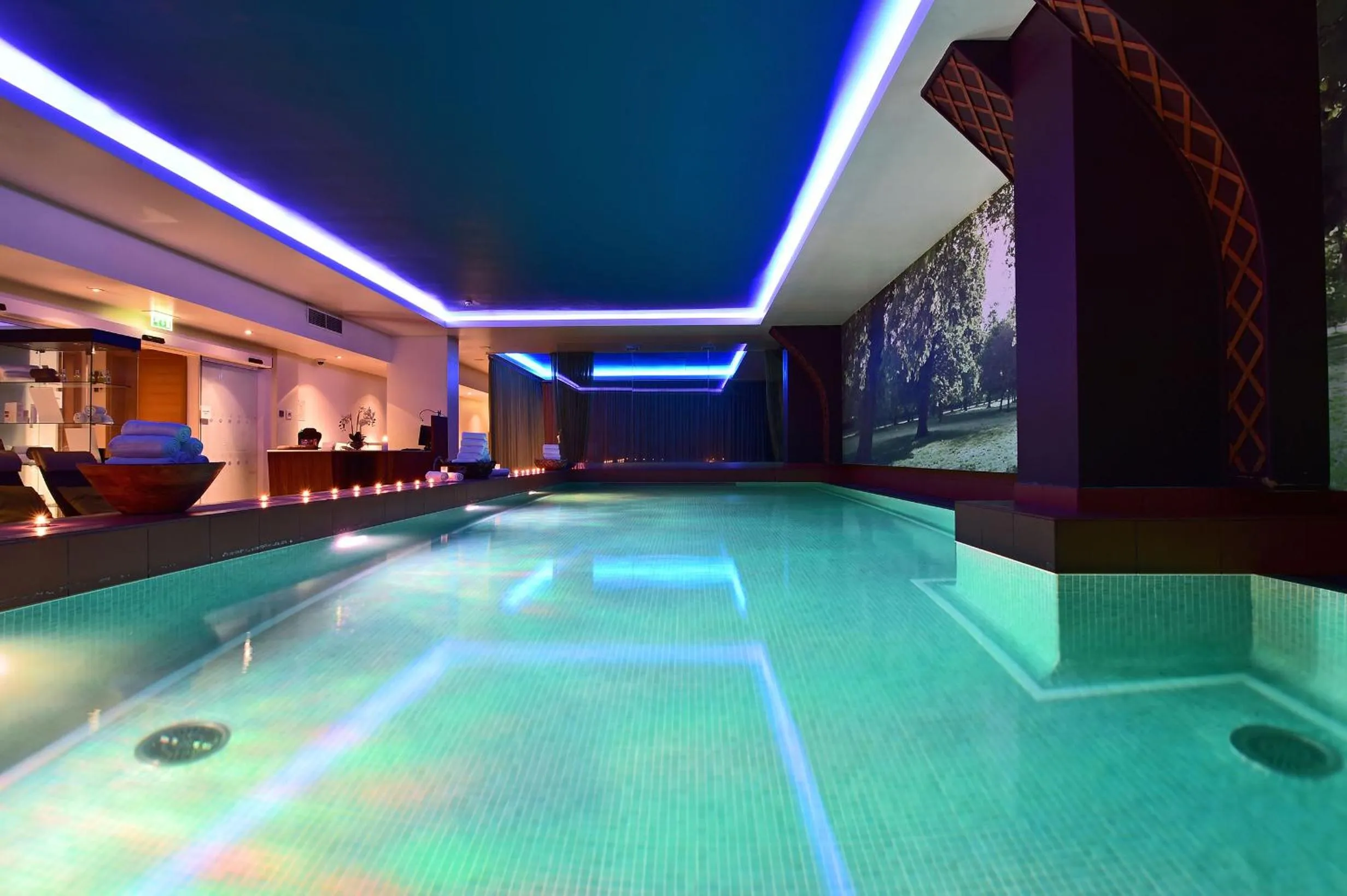 Swimming pool in Pestana Chelsea Bridge Hotel & SPA
