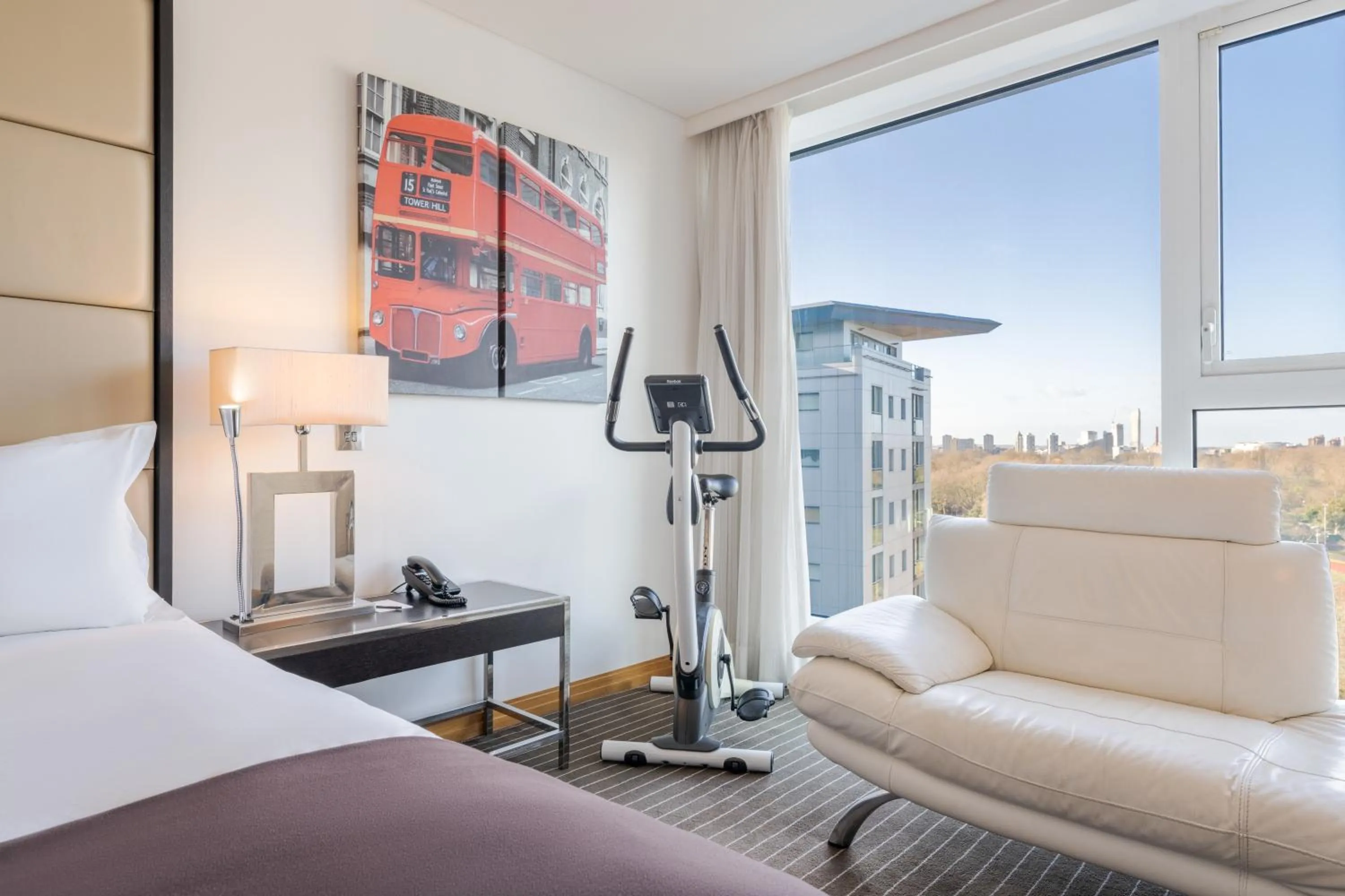 View (from property/room), Bed in Pestana Chelsea Bridge Hotel & SPA