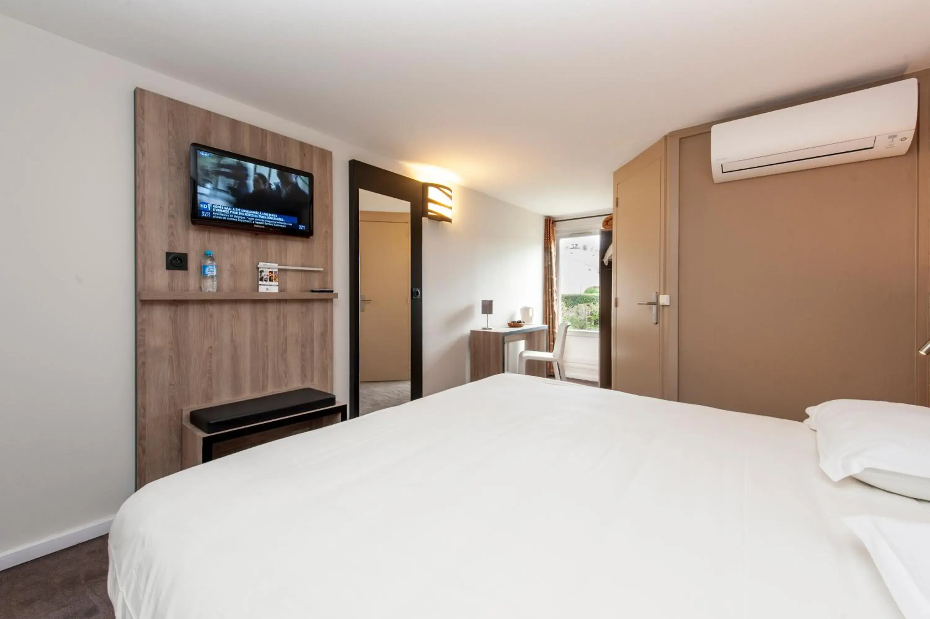 Photo of the whole room, Bed in Brit Hotel Avignon Sud Le Calendal Photo of the whole room, Bed in Brit Hotel Avignon Sud Le Calendal