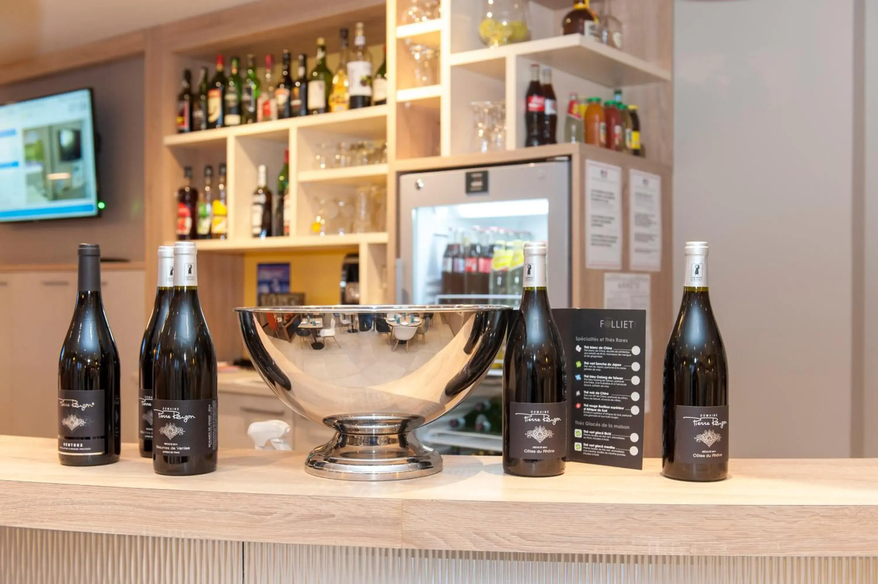 Lounge or bar in Brit Hotel Avignon Sud Le Calendal Lounge or bar in Brit Hotel Avignon Sud Le Calendal