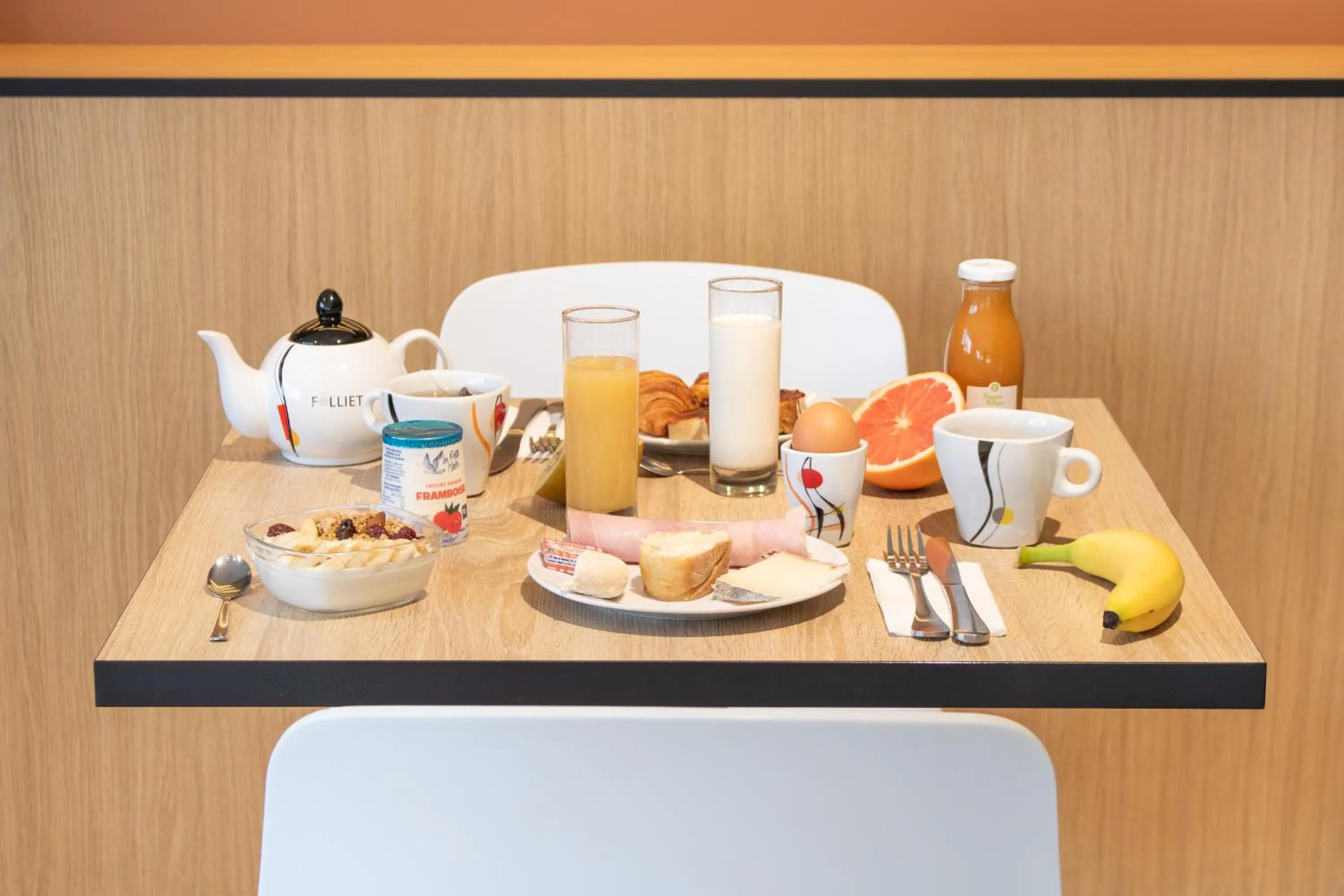 Breakfast in Brit Hotel Avignon Sud Le Calendal