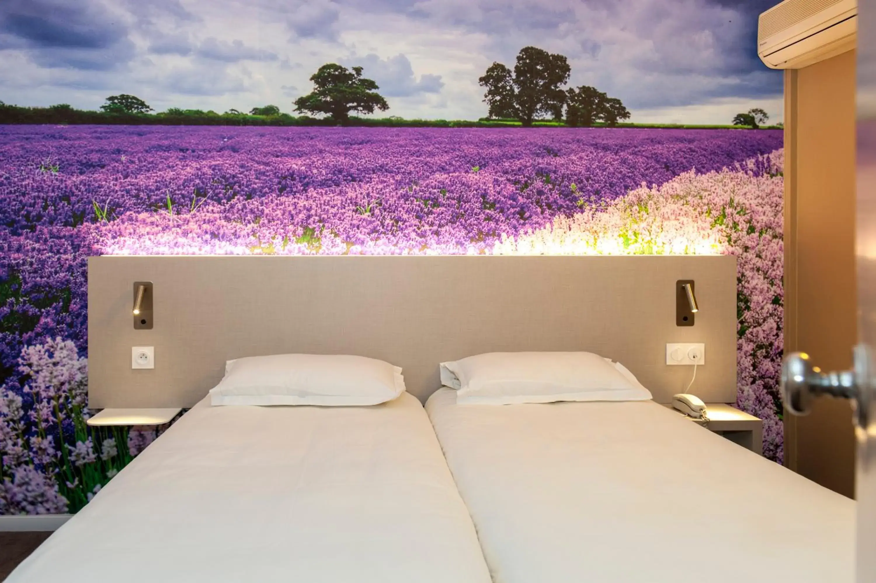 Twin Room in Brit Hotel Avignon Sud Le Calendal Twin Room in Brit Hotel Avignon Sud Le Calendal