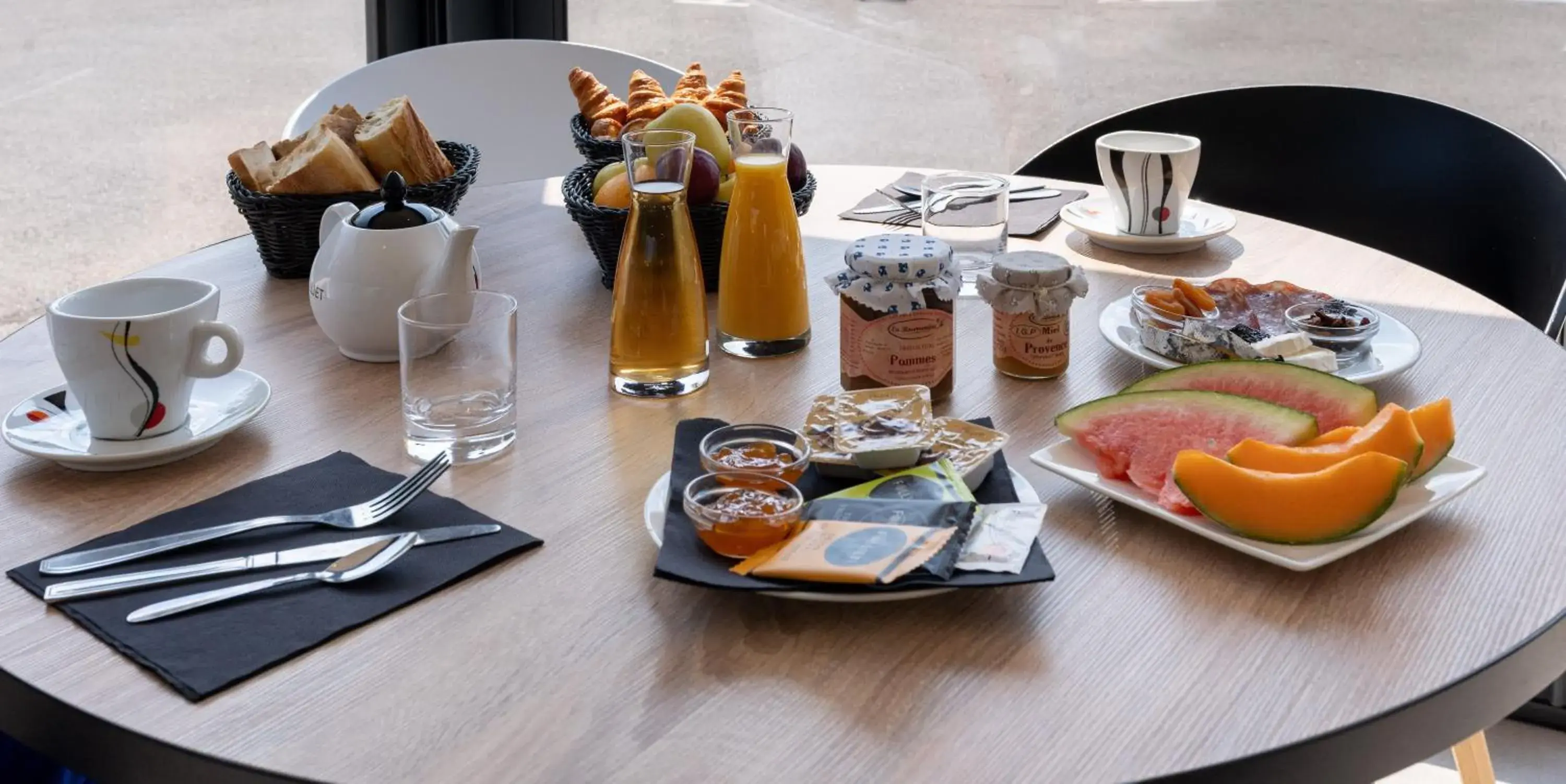 Food and drinks in Brit Hotel Avignon Sud Le Calendal Food and drinks in Brit Hotel Avignon Sud Le Calendal