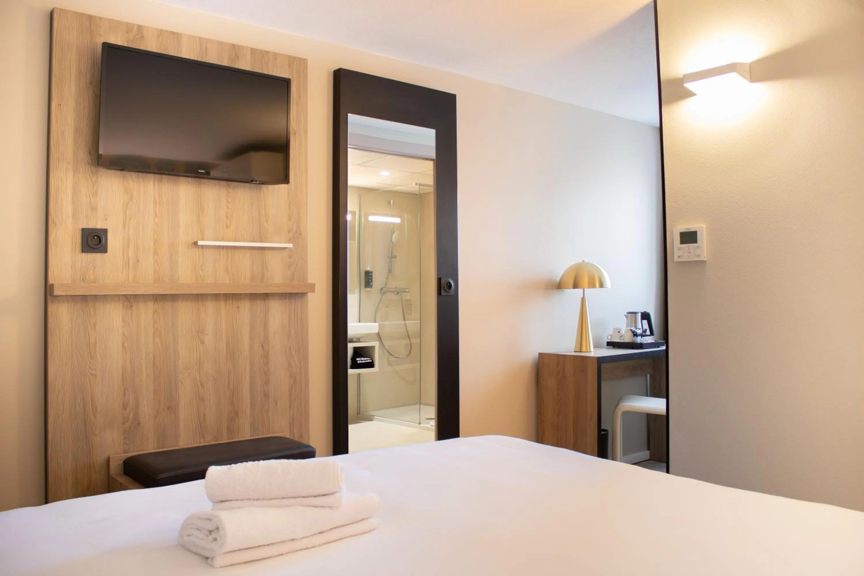 Bedroom, Bed in Brit Hotel Avignon Sud Le Calendal