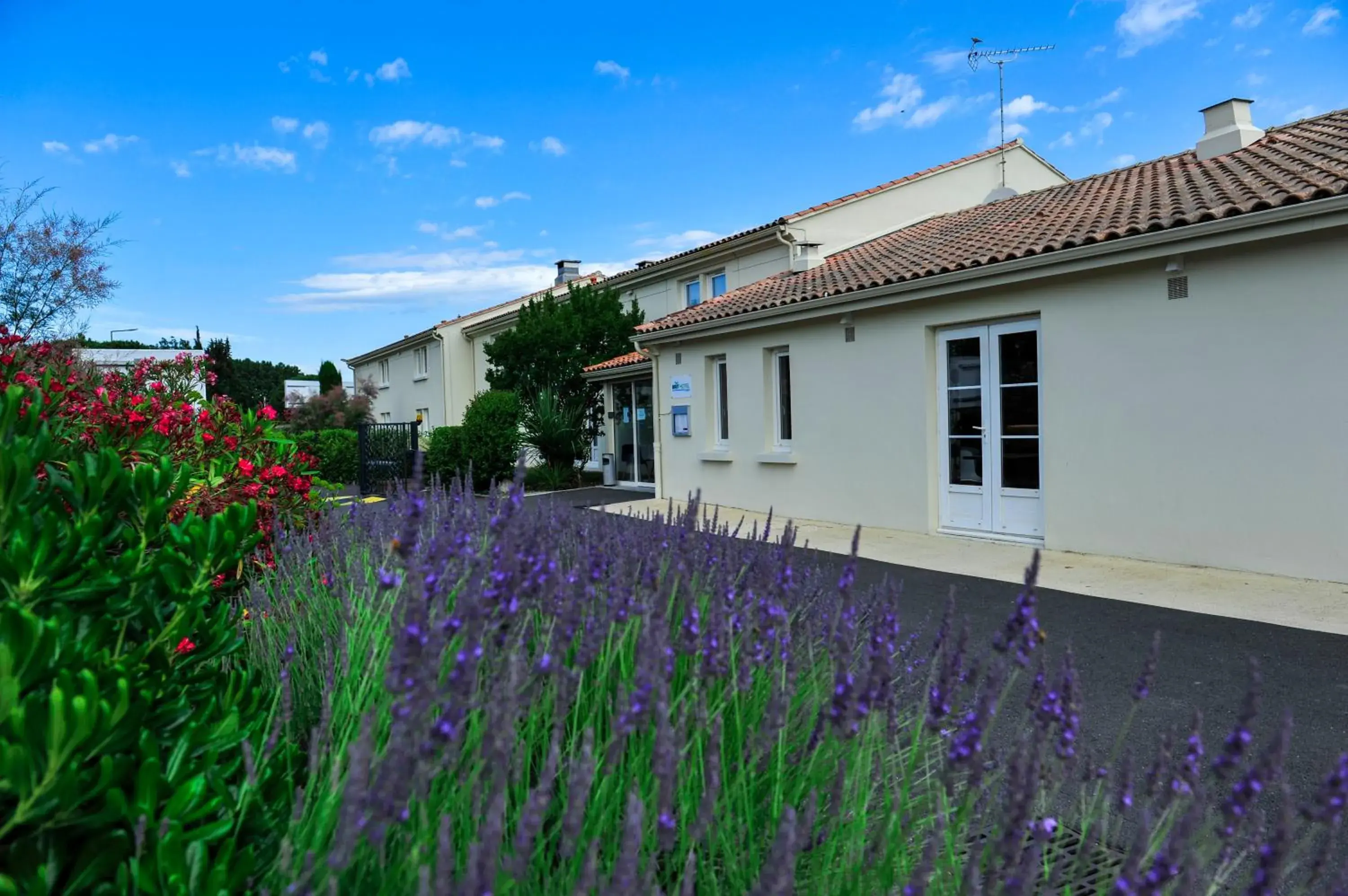 Property building in Brit Hotel Avignon Sud Le Calendal Property building in Brit Hotel Avignon Sud Le Calendal