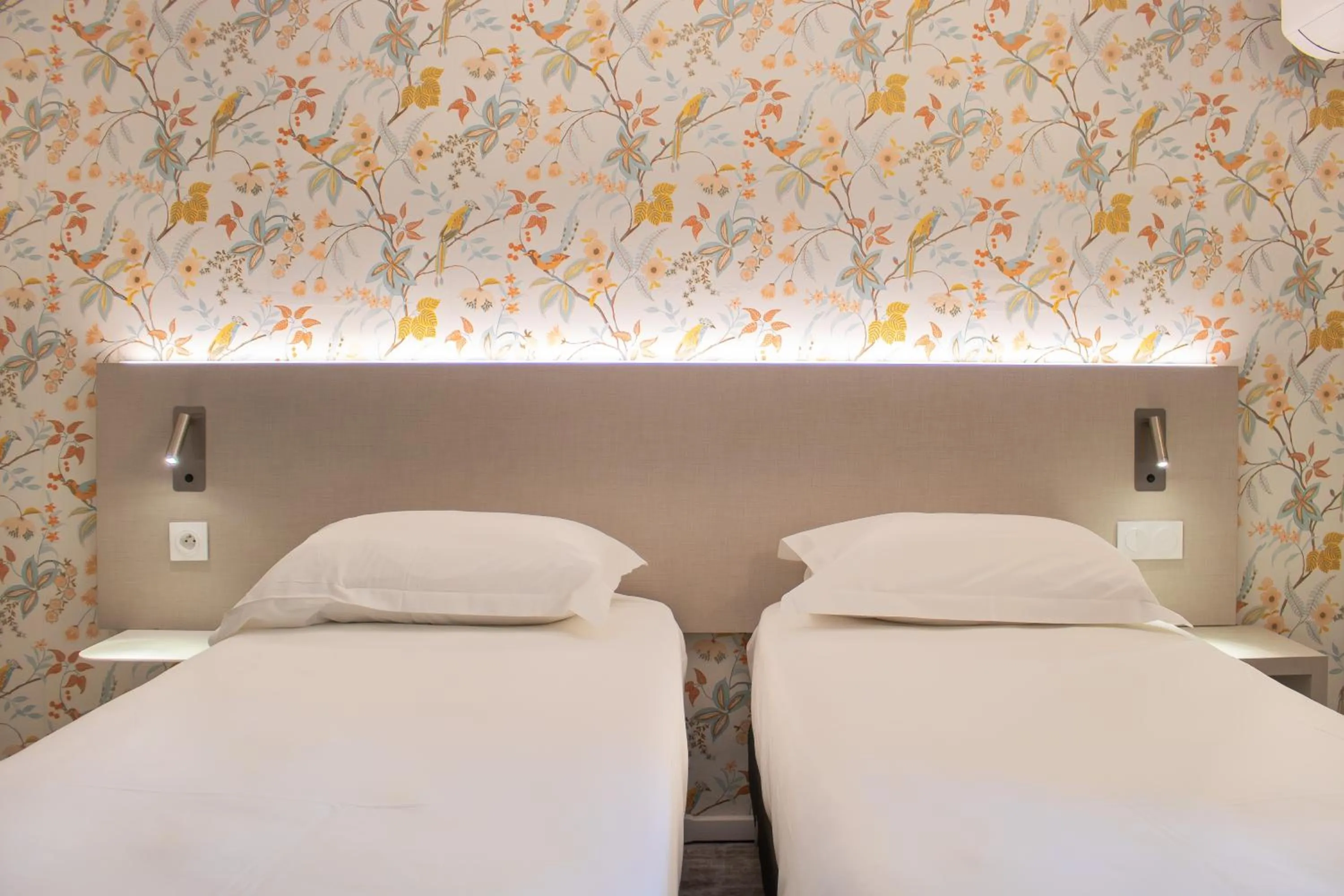 Bedroom, Bed in Brit Hotel Avignon Sud Le Calendal