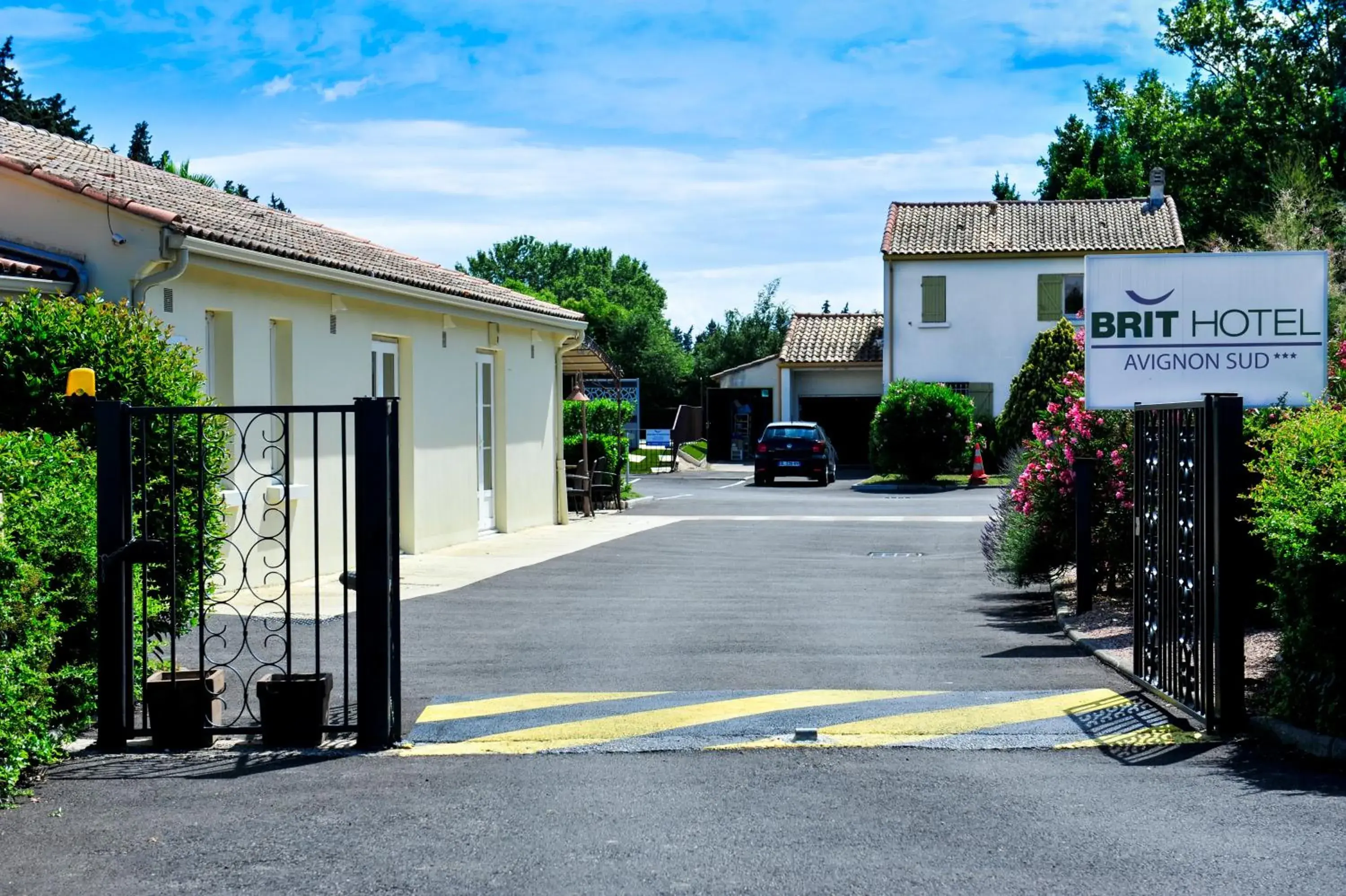 Property building in Brit Hotel Avignon Sud Le Calendal Property building in Brit Hotel Avignon Sud Le Calendal