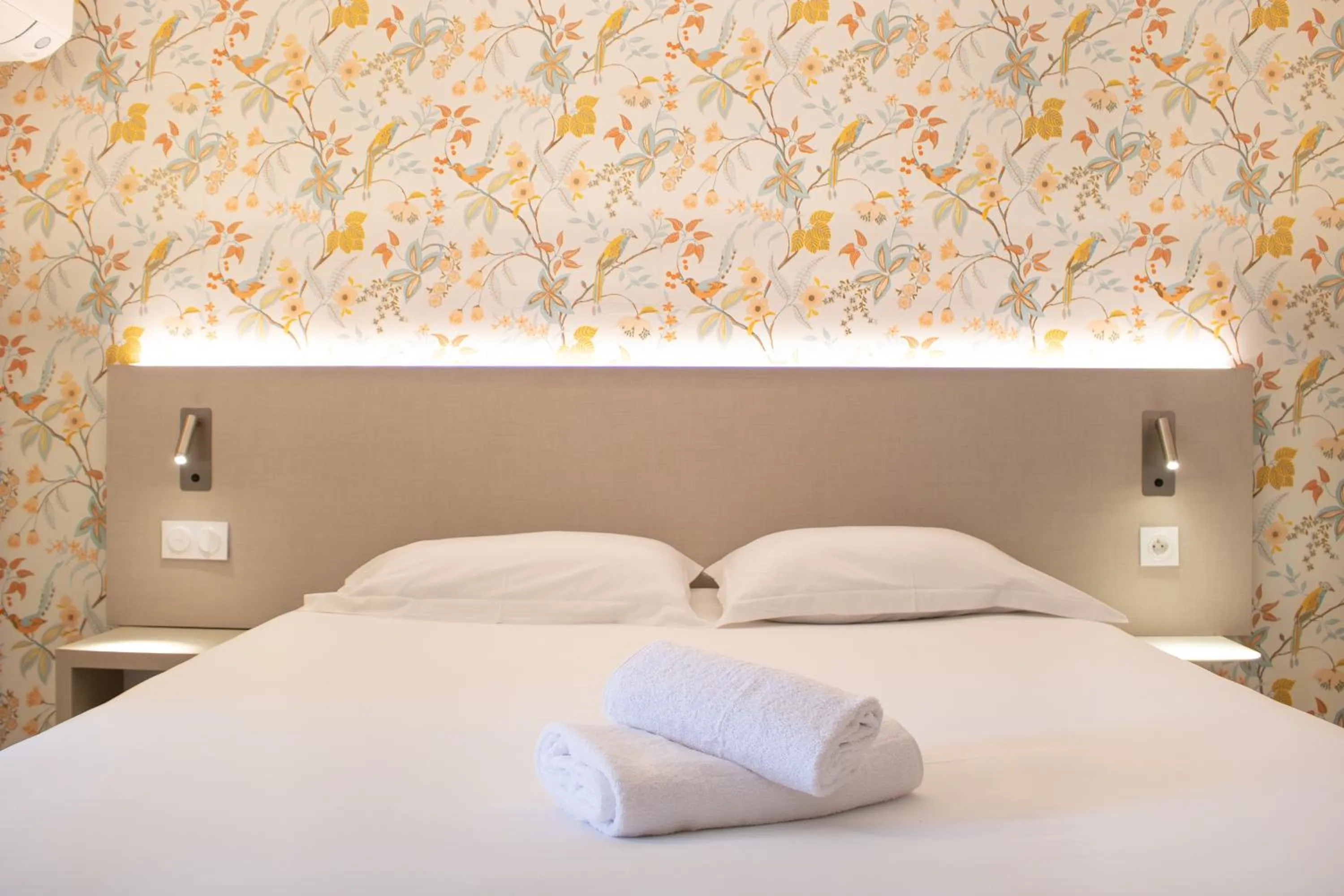 Bedroom, Bed in Brit Hotel Avignon Sud Le Calendal