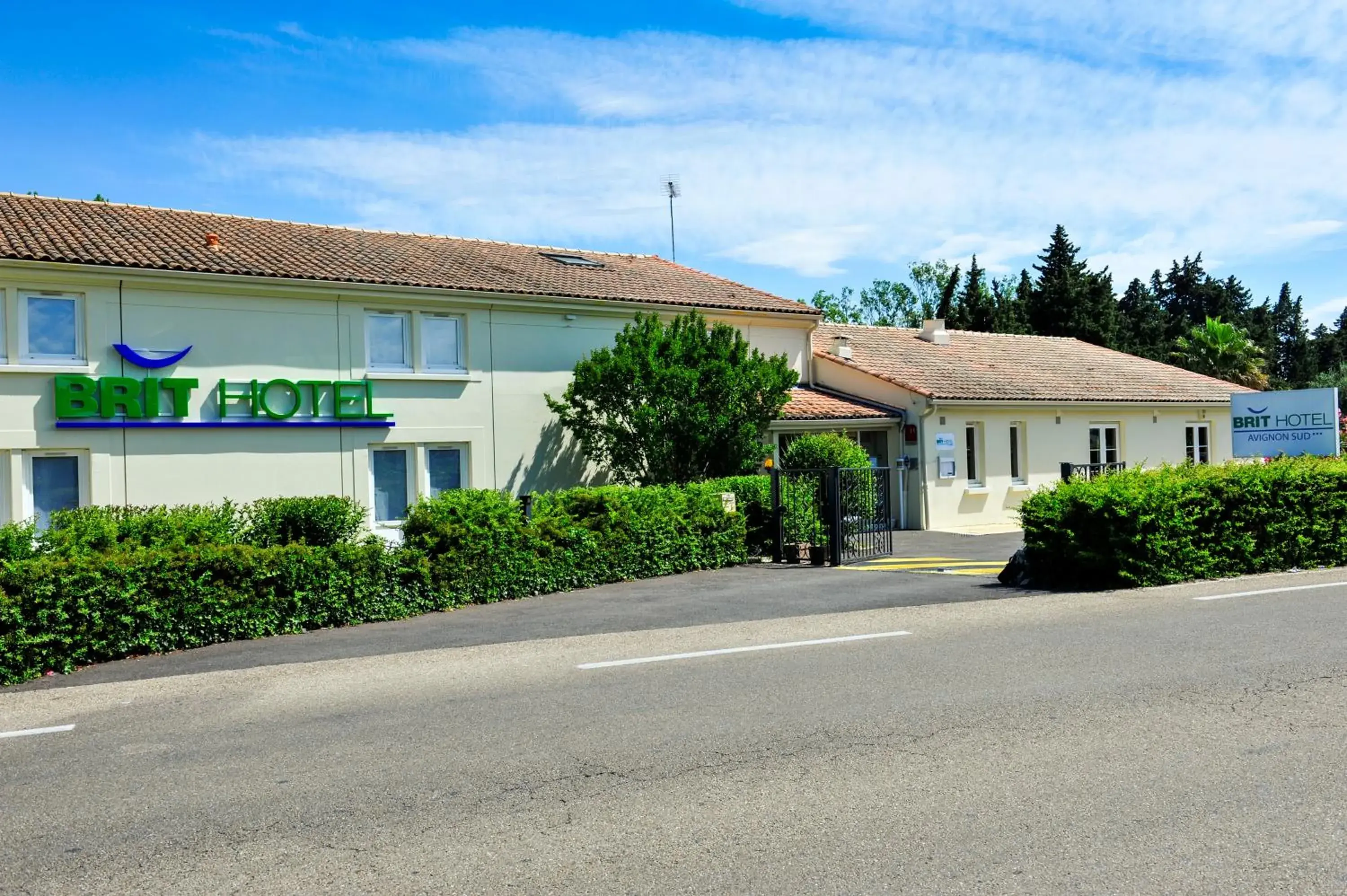 Property building in Brit Hotel Avignon Sud Le Calendal Property building in Brit Hotel Avignon Sud Le Calendal