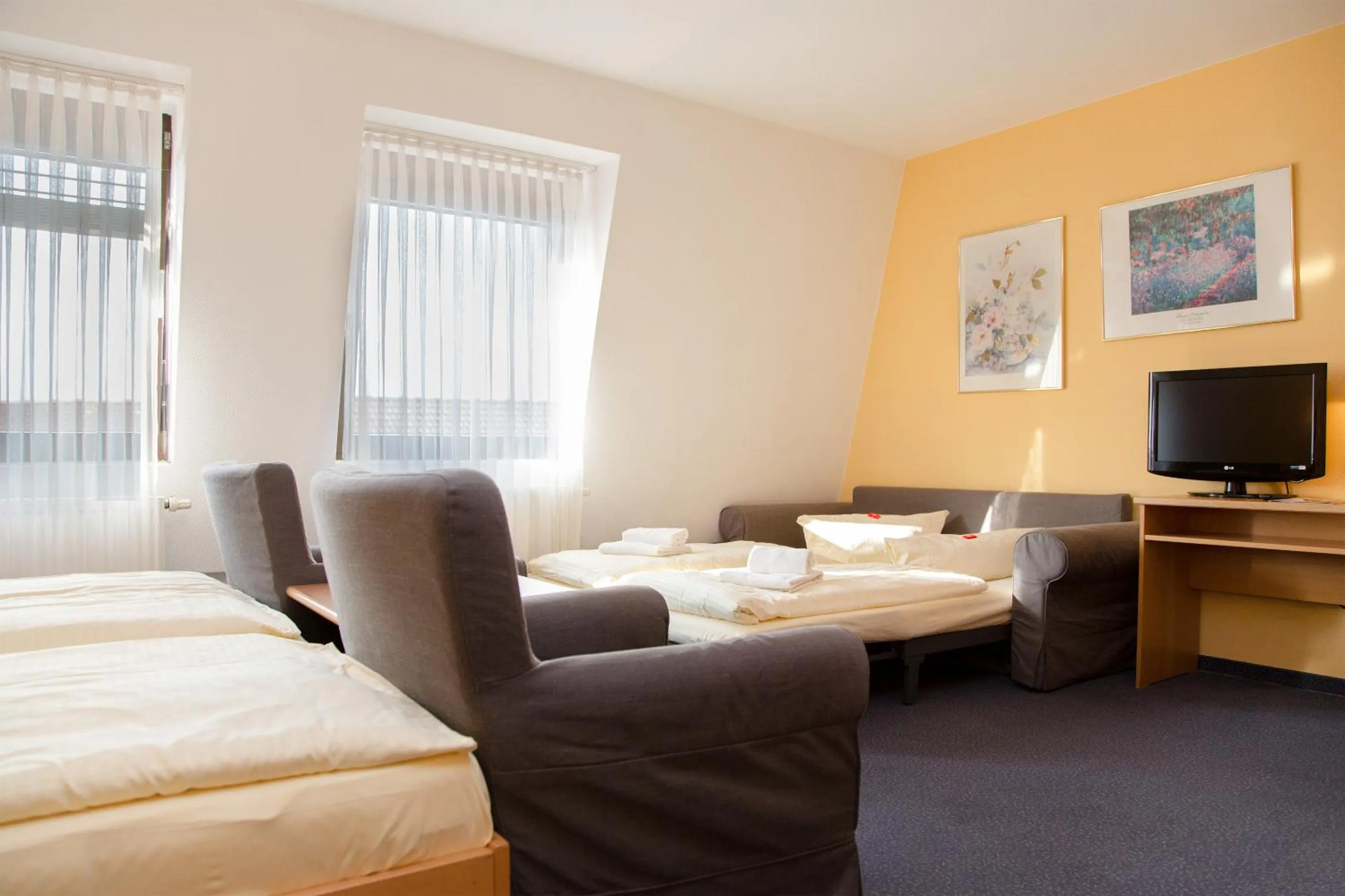 Photo of the whole room, Bed in Montana Hotel