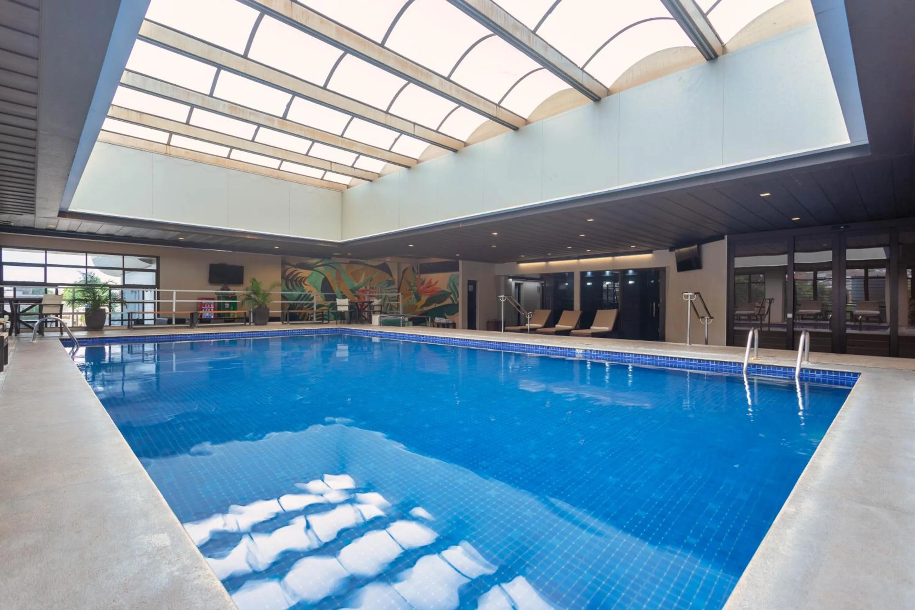 Swimming pool in Ouro Minas Hotel Belo Horizonte, Dolce by Wyndham