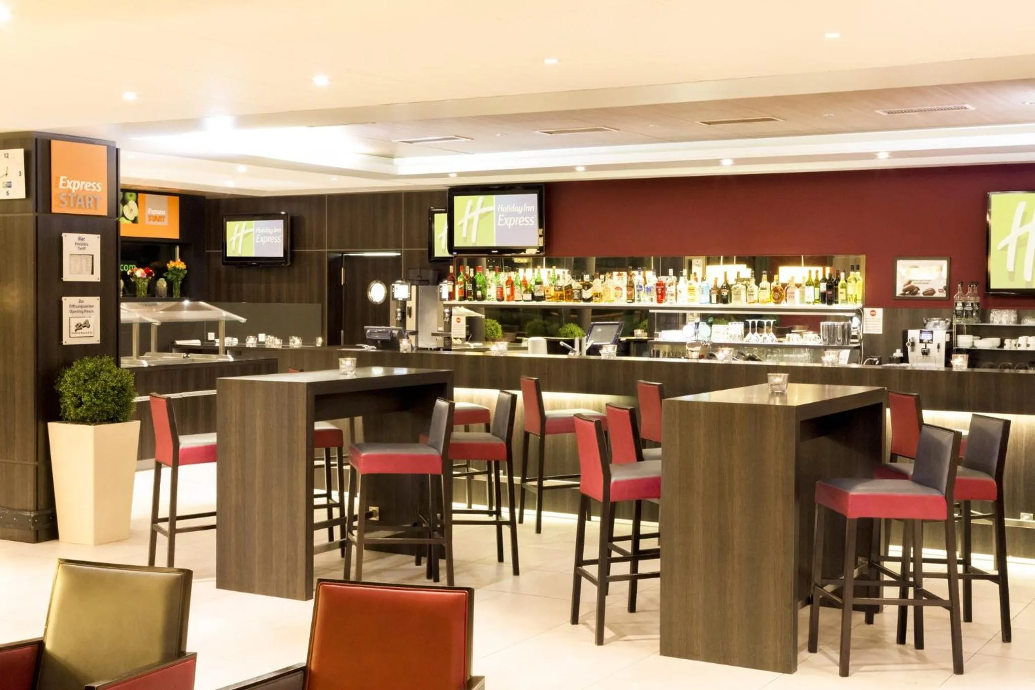 Lounge or bar in Holiday Inn Express Zürich Airport by IHG