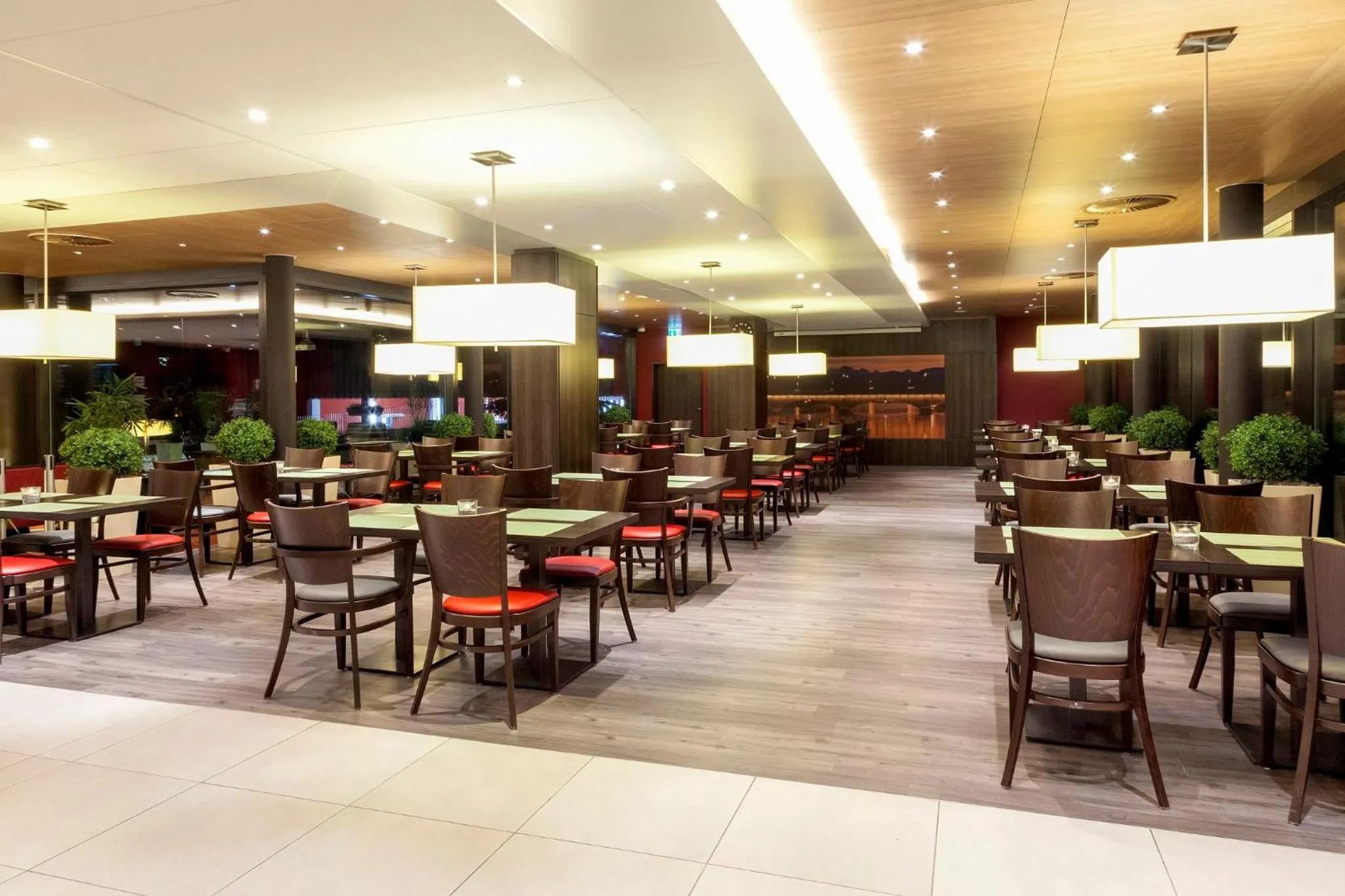 Restaurant/places to eat in Holiday Inn Express Zürich Airport by IHG