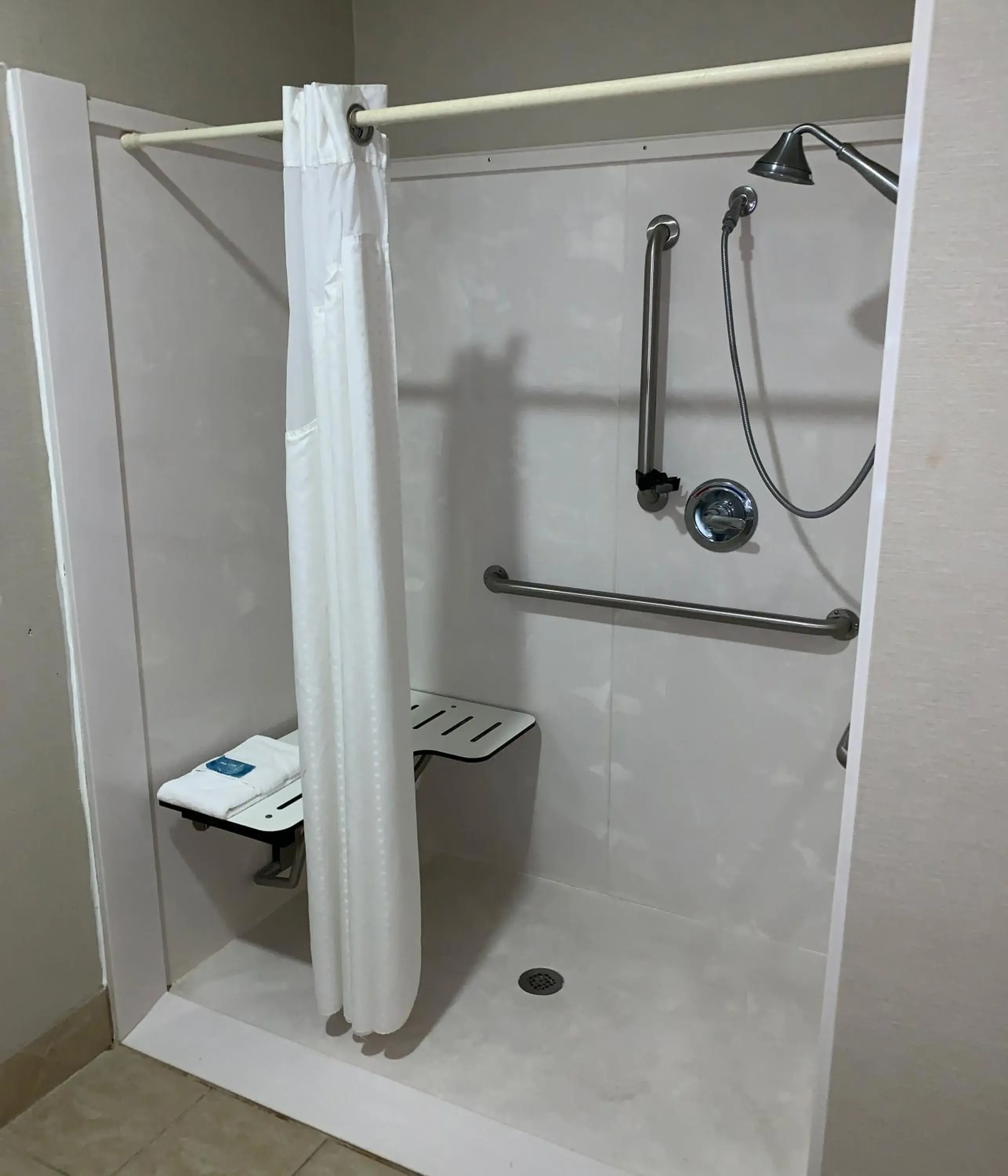 Standard King Room with Mobility Accessible Tub in Holiday Inn Express Hotel & Suites Gainesville by IHG Standard King Room with Mobility Accessible Tub in Holiday Inn Express Hotel & Suites Gainesville by IHG