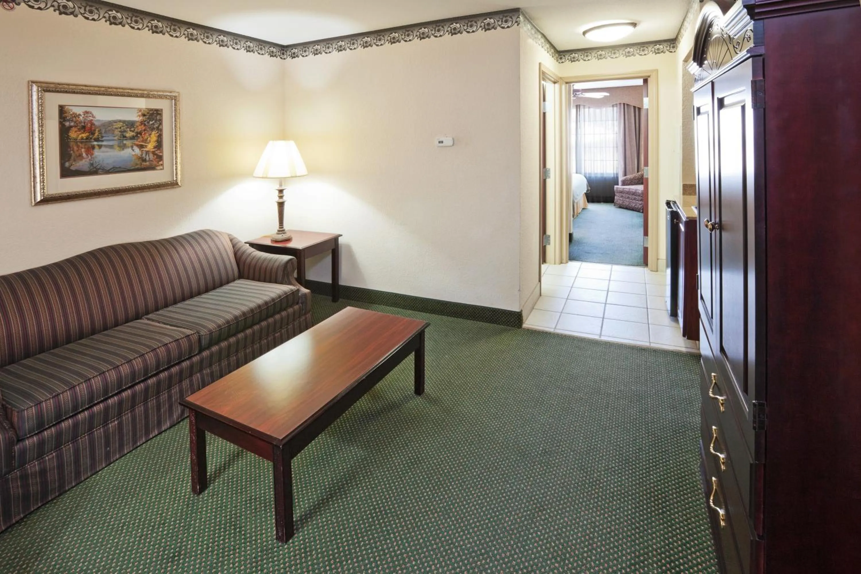 Seating area, Bed in Holiday Inn Express Hotel & Suites Gainesville by IHG