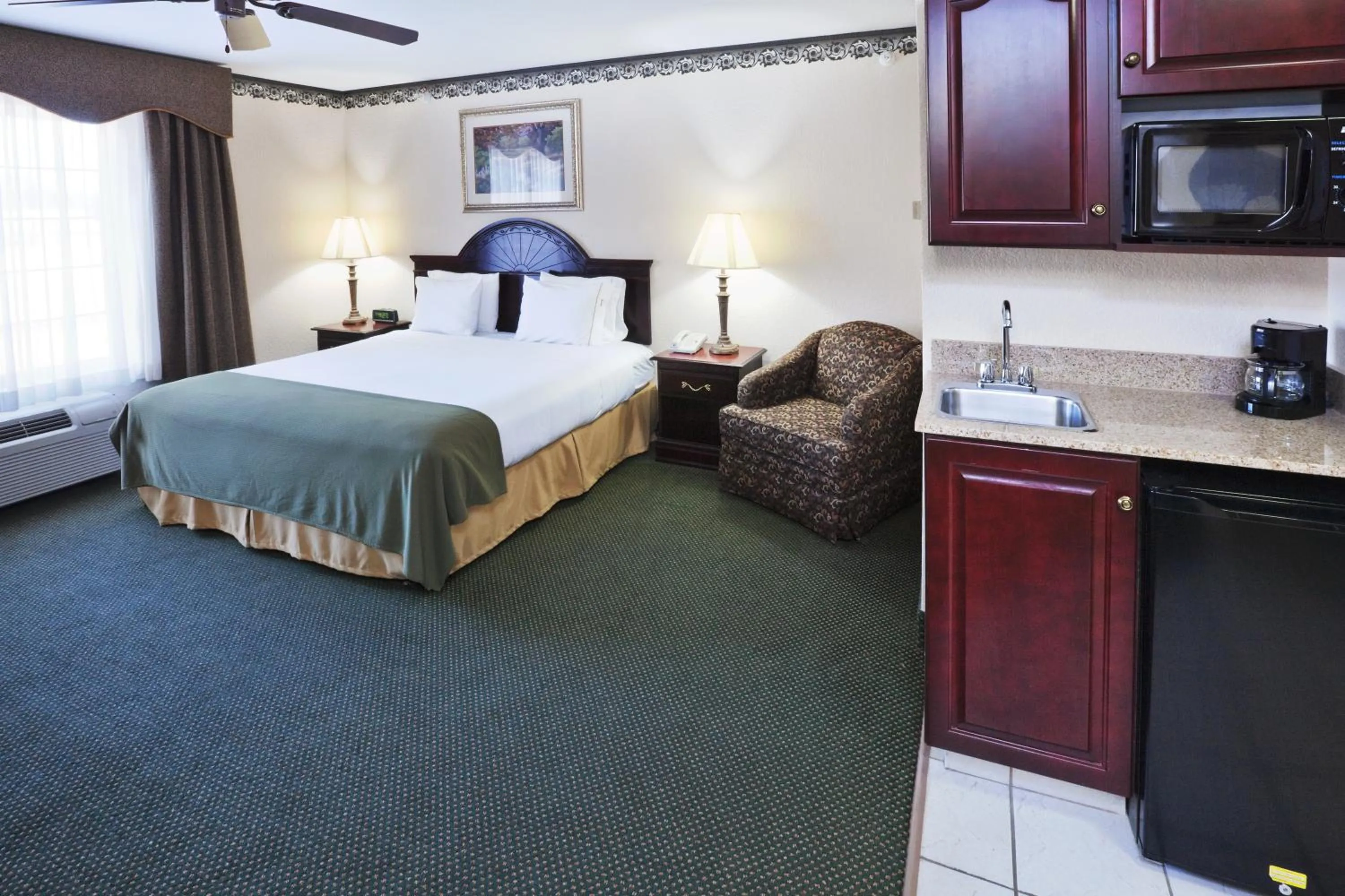Bed in Holiday Inn Express Hotel & Suites Gainesville by IHG