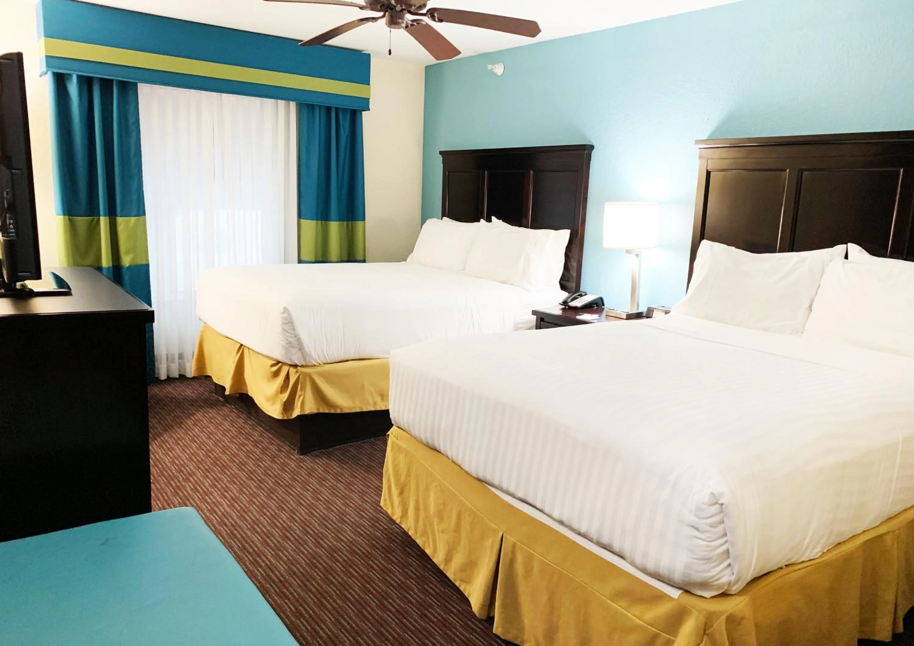 Photo of the whole room, Bed in Holiday Inn Express Hotel & Suites Gainesville by IHG