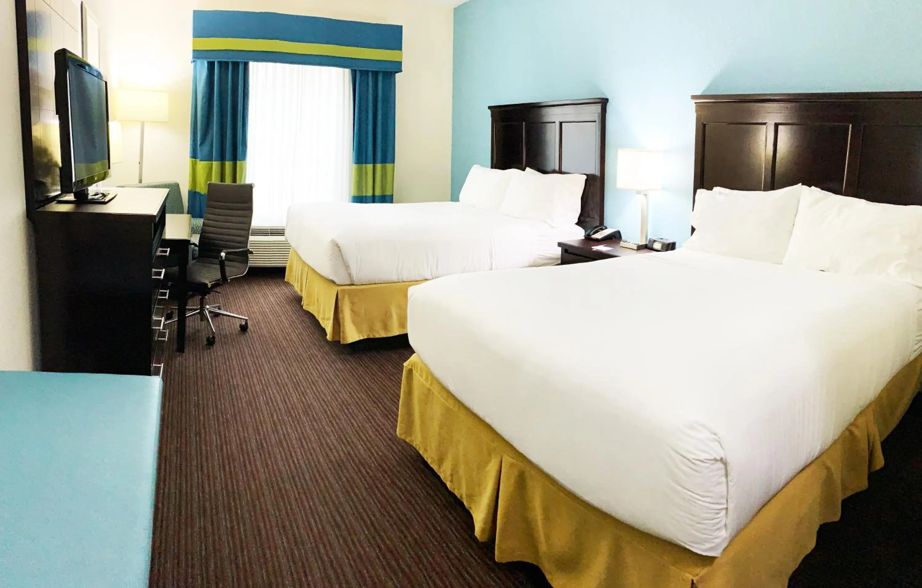 Photo of the whole room, Bed in Holiday Inn Express Hotel & Suites Gainesville by IHG