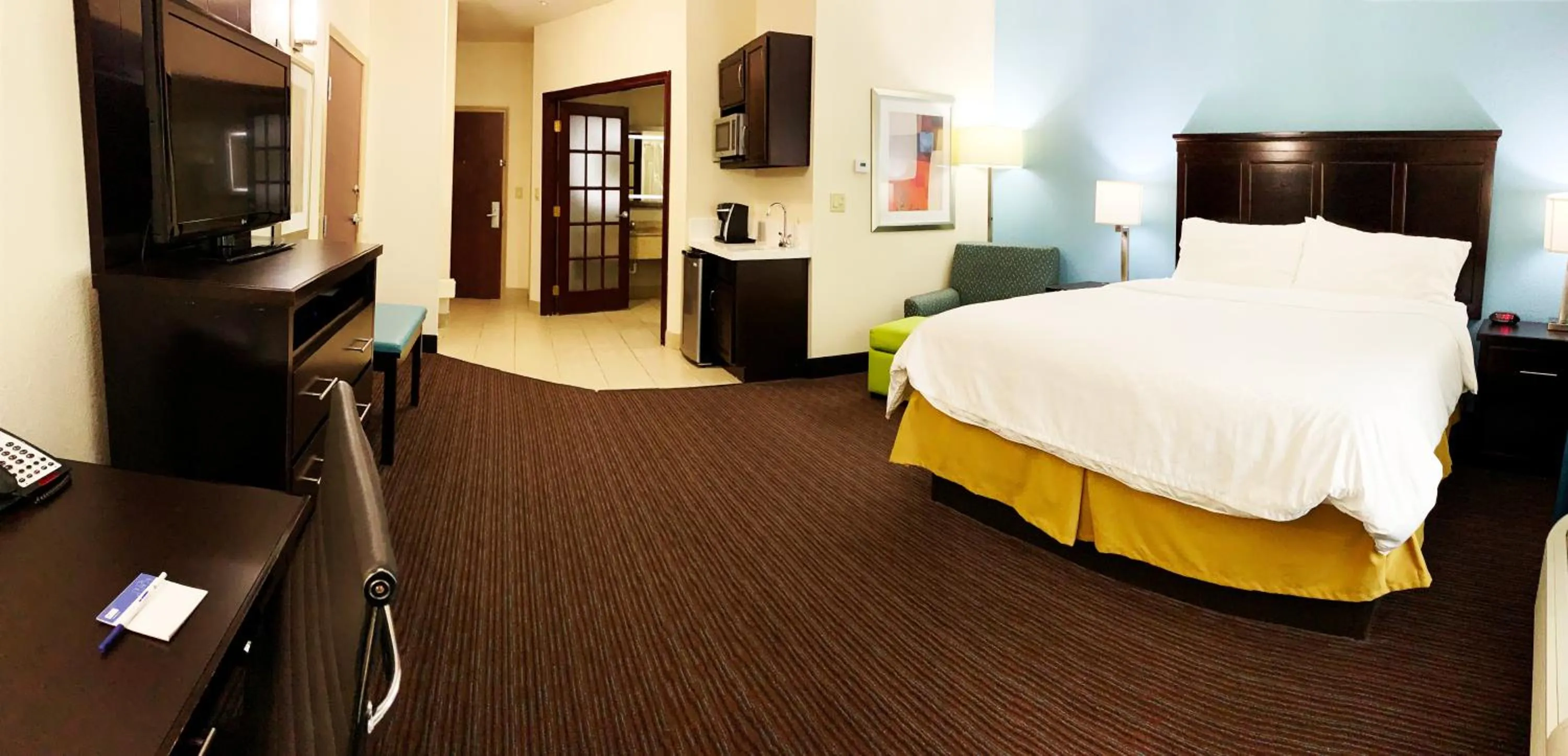 Photo of the whole room, Bed in Holiday Inn Express Hotel & Suites Gainesville by IHG