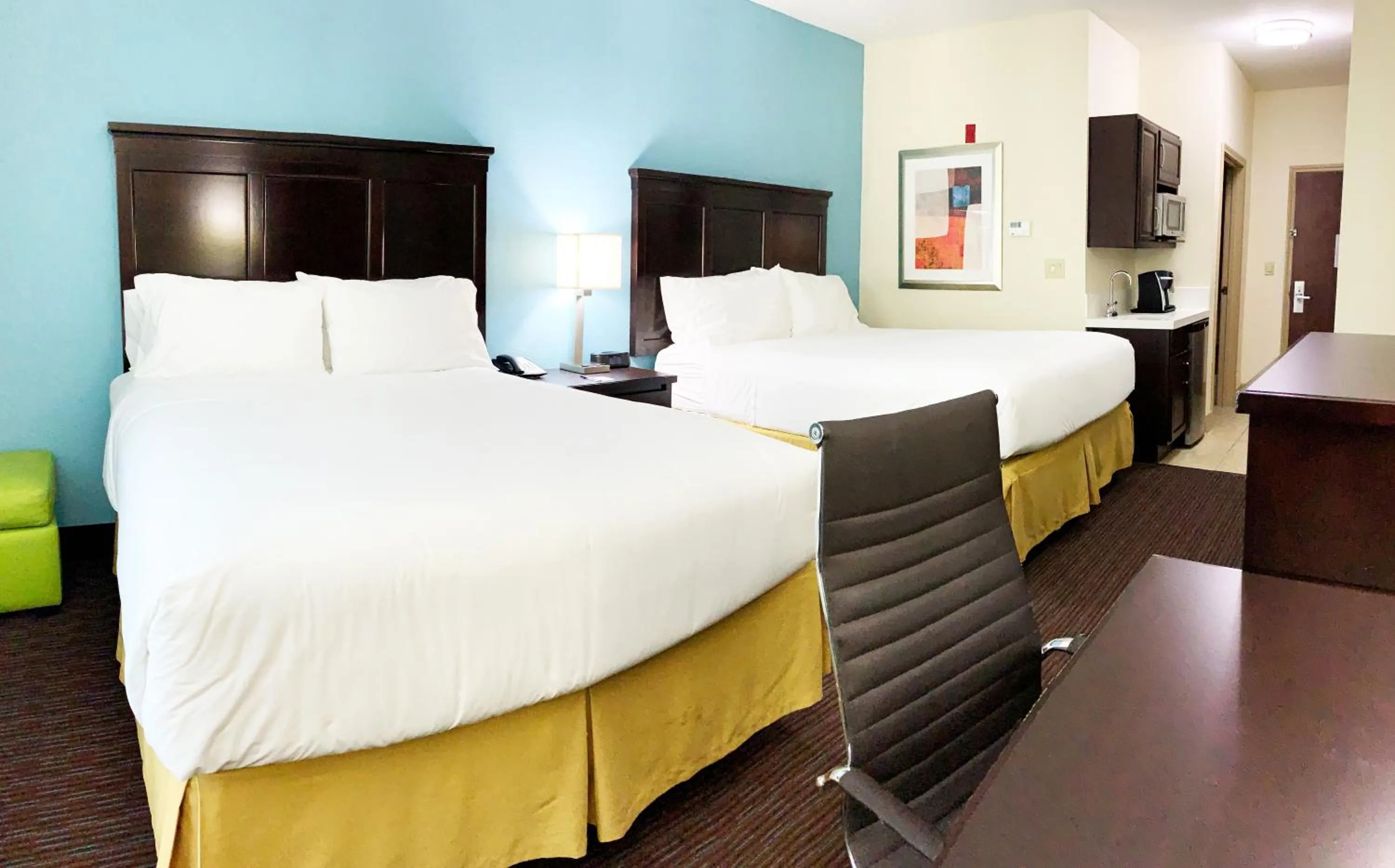 Photo of the whole room, Bed in Holiday Inn Express Hotel & Suites Gainesville by IHG