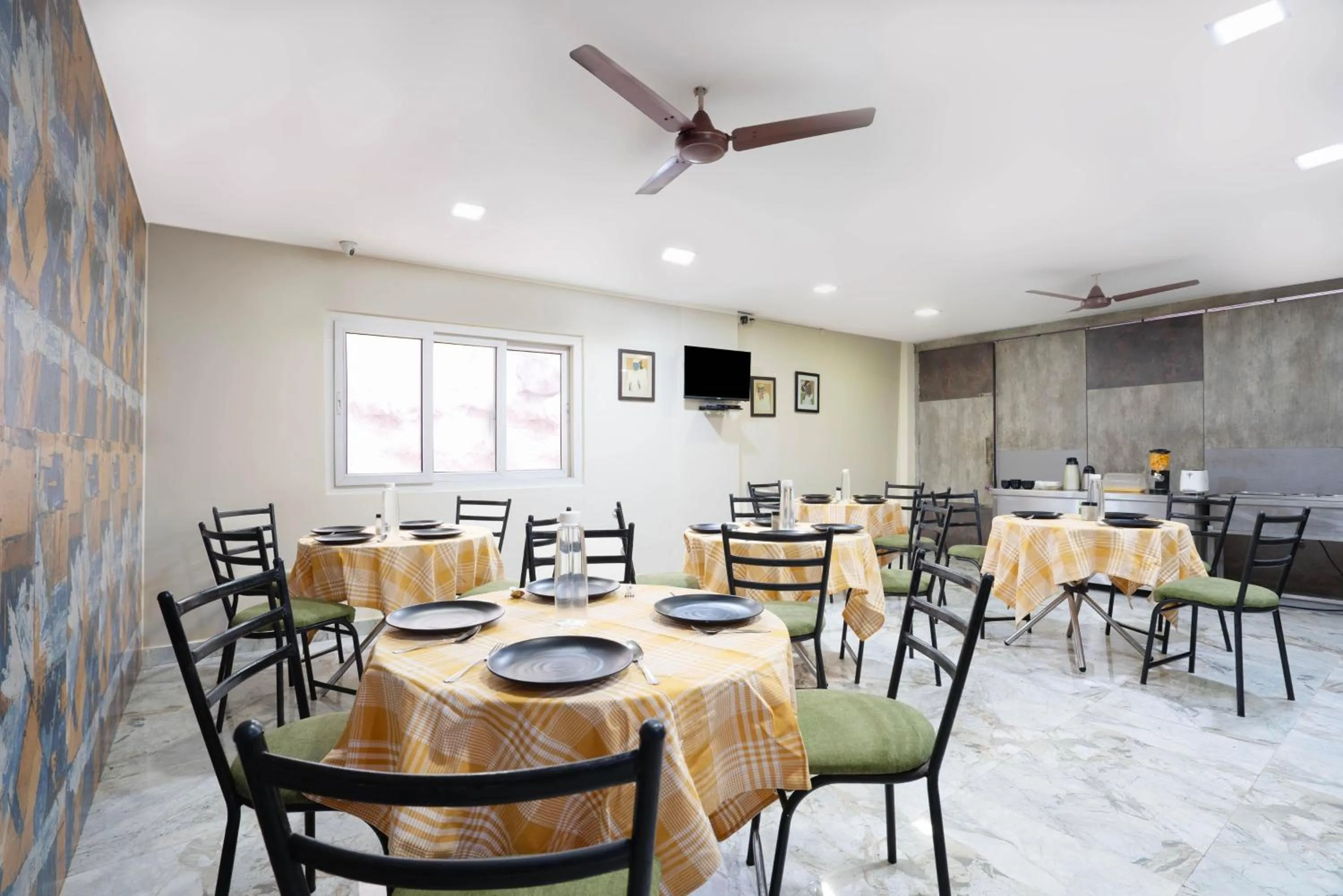 Restaurant/places to eat in Treebo Srico, Banjara Hills