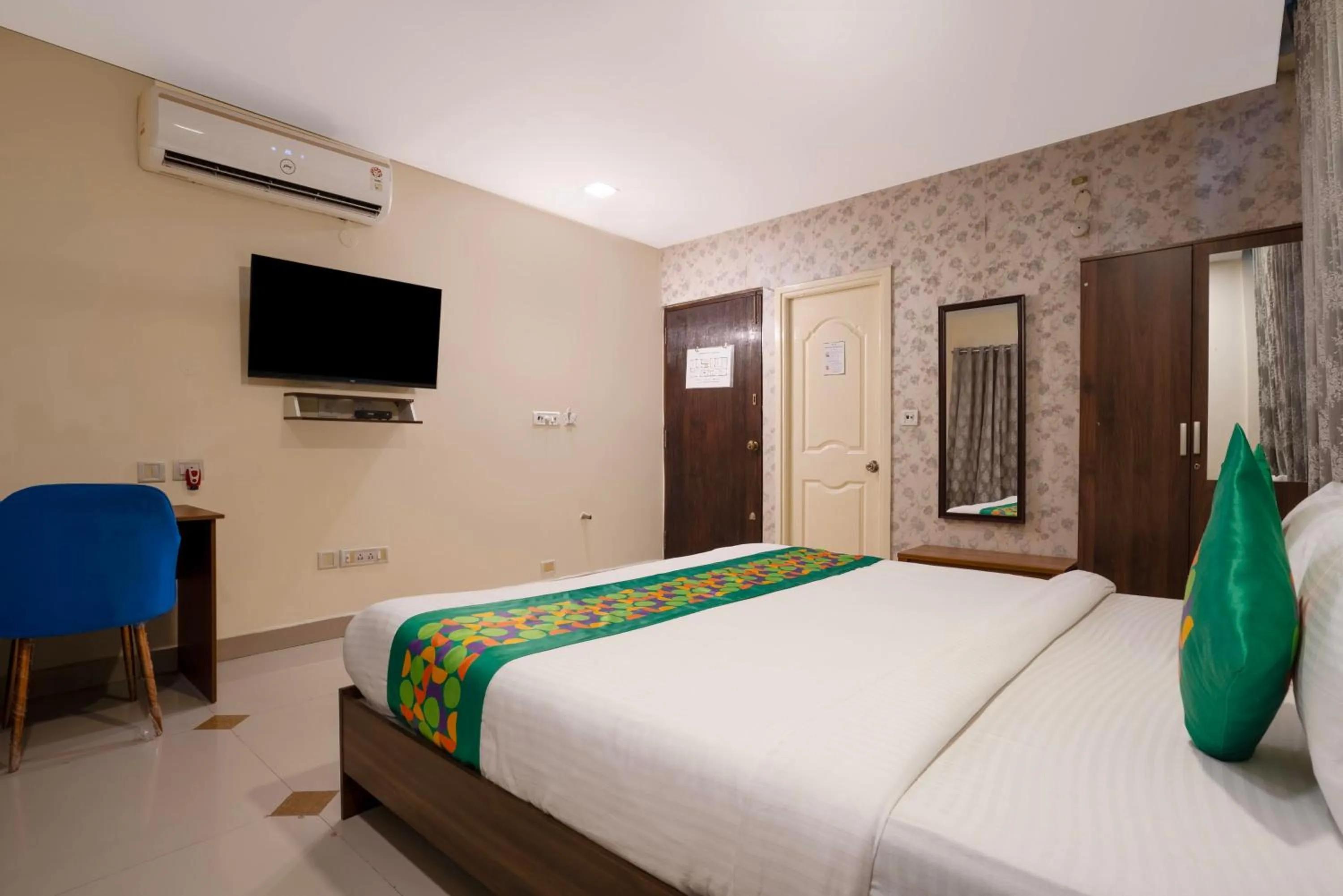 Bedroom, Bed in Treebo Srico, Banjara Hills