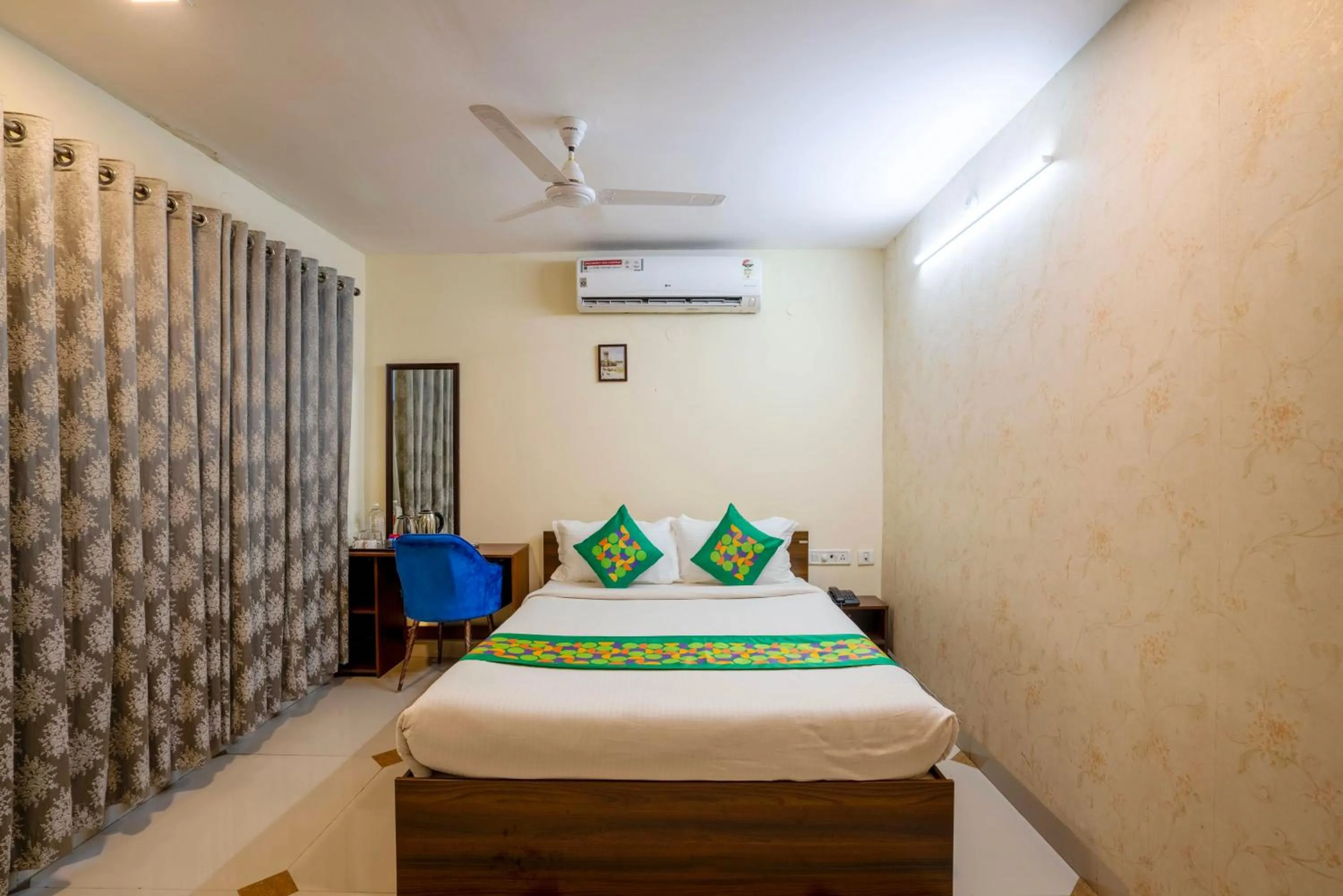 Bedroom, Bed in Treebo Srico, Banjara Hills