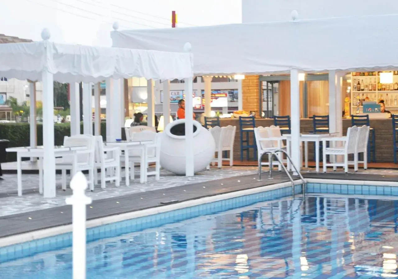 Swimming pool in Tasmaria Aparthotel Swimming pool in Tasmaria Aparthotel