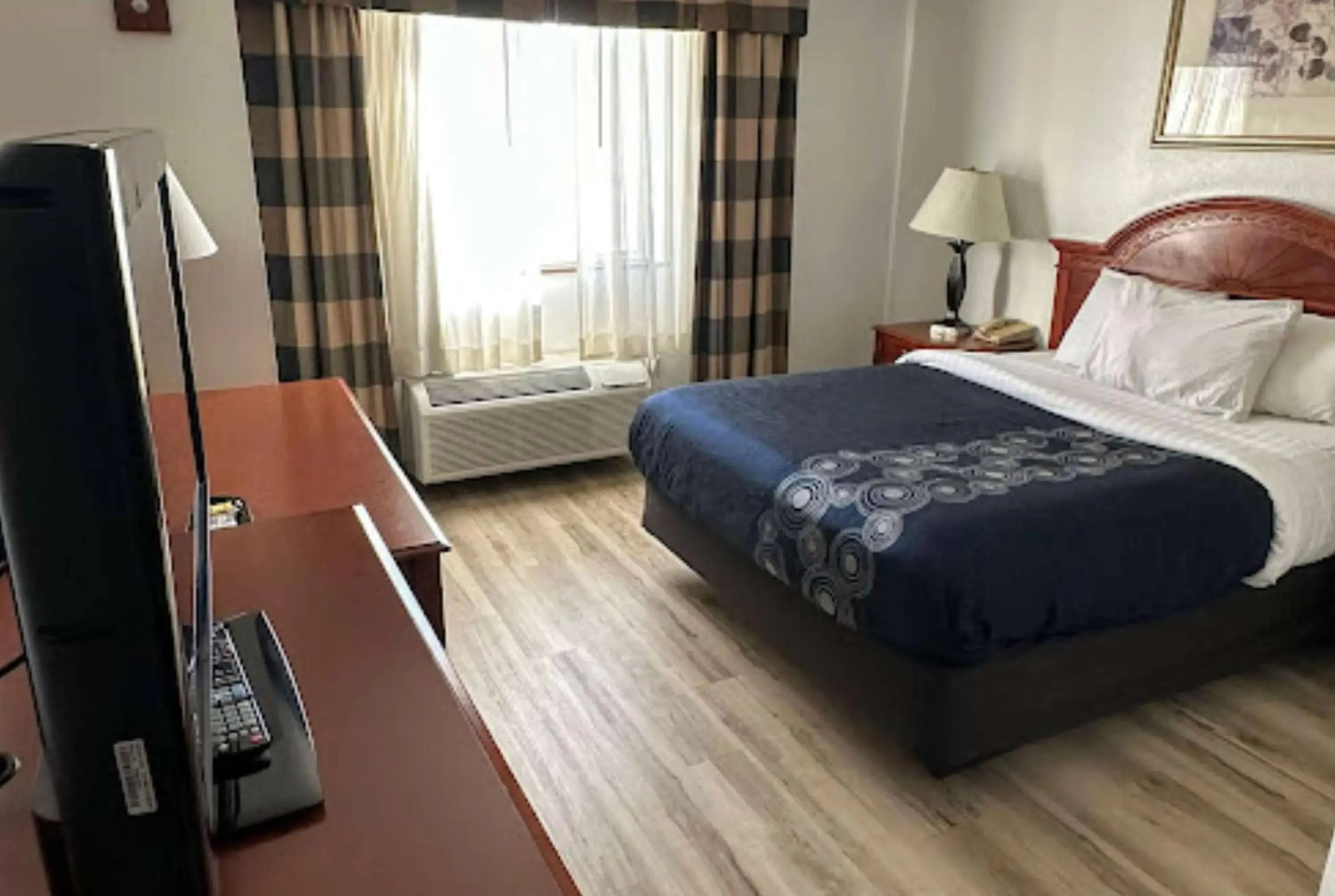 Deluxe King Room with Jetted Tub - Non-Smoking in Wingate by Wyndham Eagle Vail Valley Deluxe King Room with Jetted Tub - Non-Smoking in Wingate by Wyndham Eagle Vail Valley