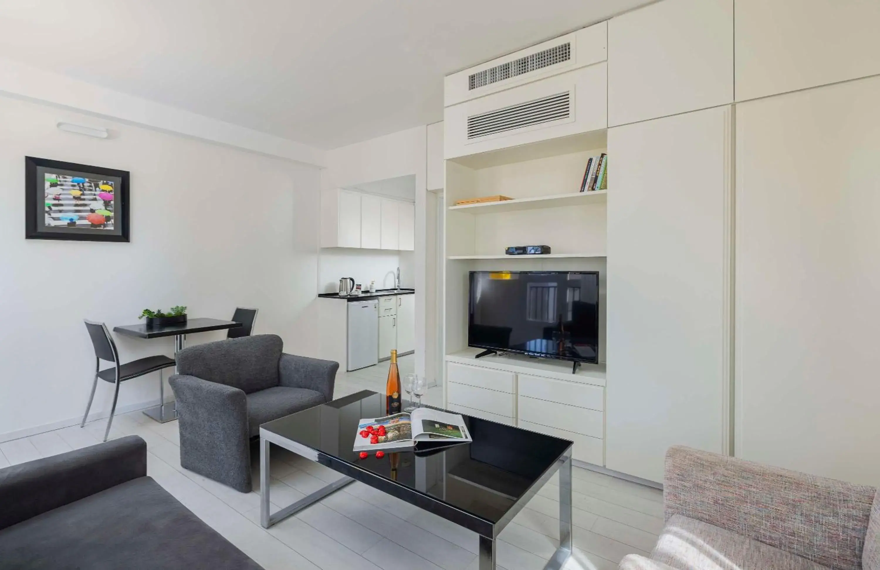 Executive One-Bedroom Suite with Kitchenette - single occupancy in Best Western Regency Suites Executive One-Bedroom Suite with Kitchenette - single occupancy in Best Western Regency Suites