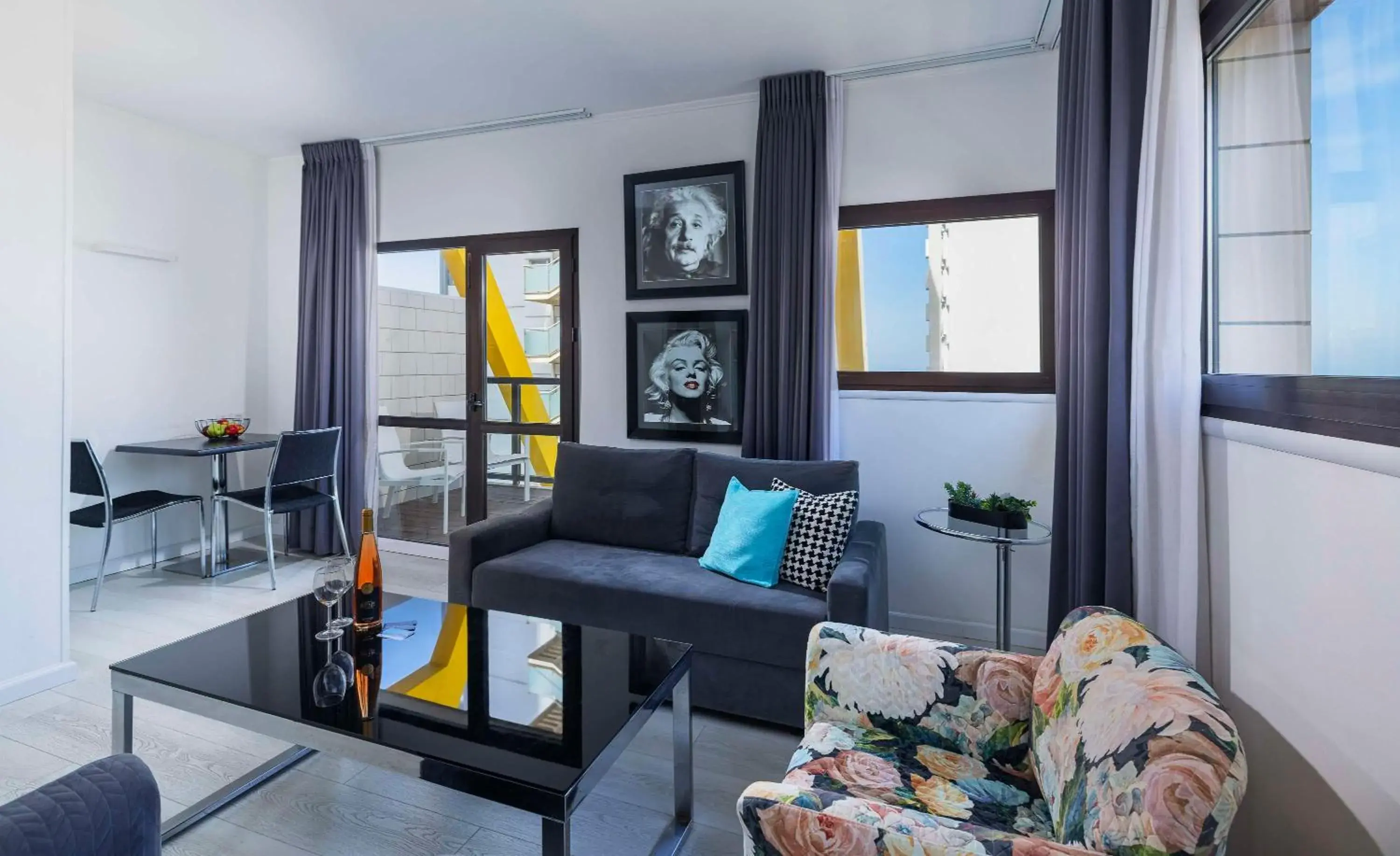 Living room in Best Western Regency Suites Living room in Best Western Regency Suites