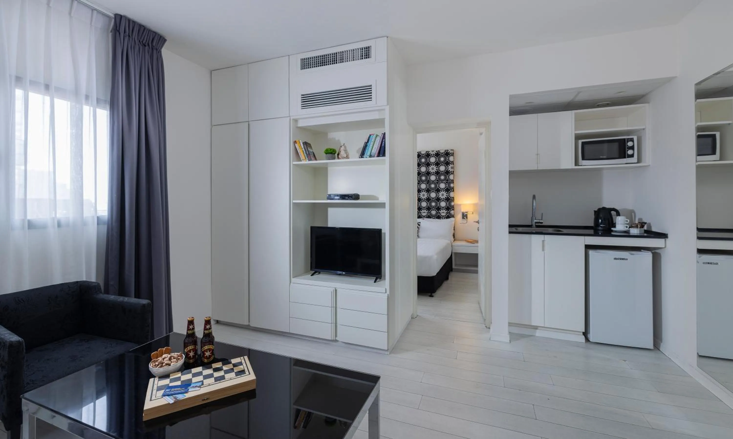 Communal lounge/ TV room in Best Western Regency Suites