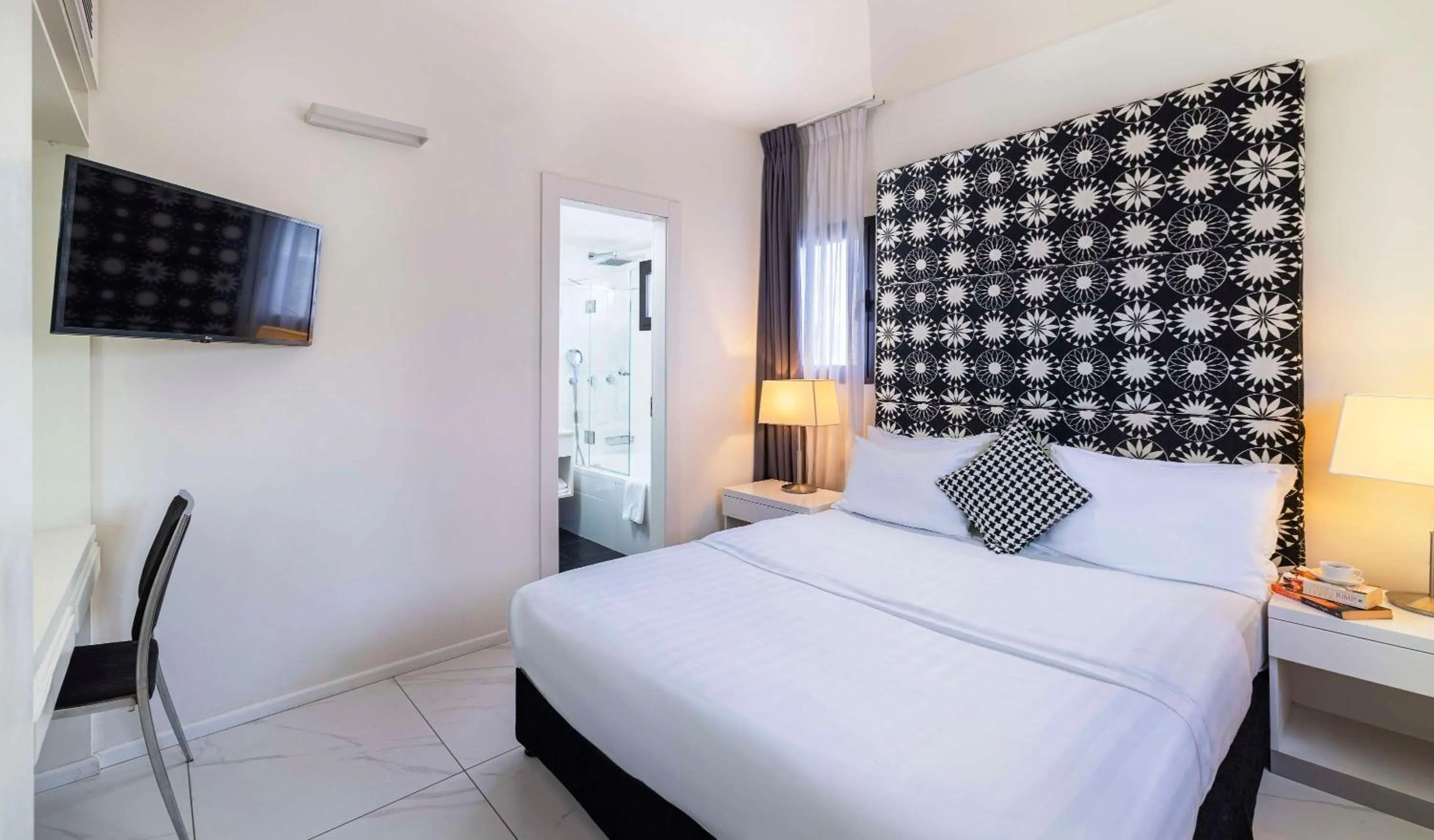 Bed in Best Western Regency Suites