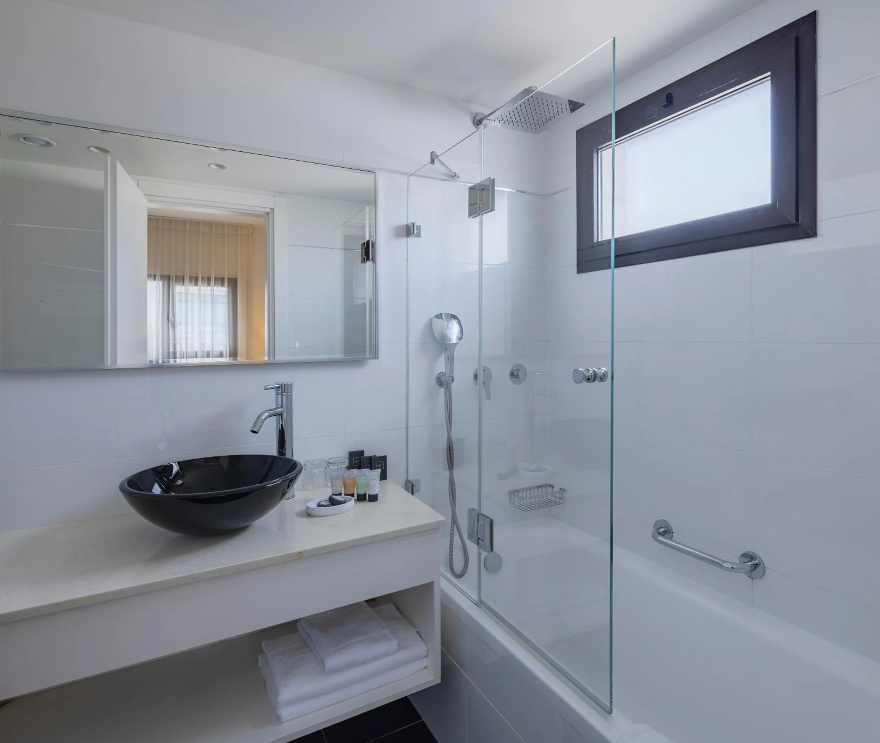 Shower in Best Western Regency Suites