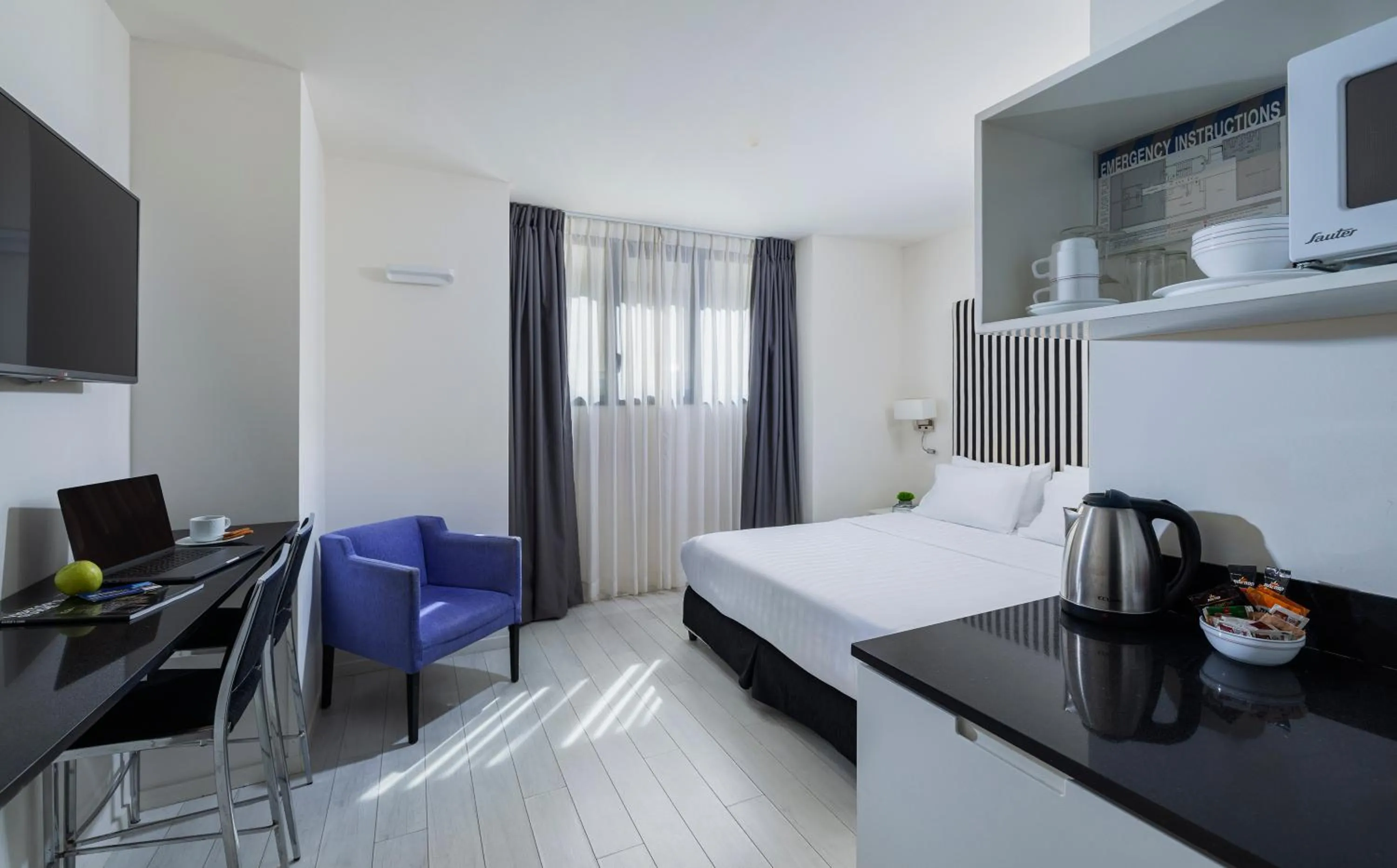 Kitchen or kitchenette, Bed in Best Western Regency Suites