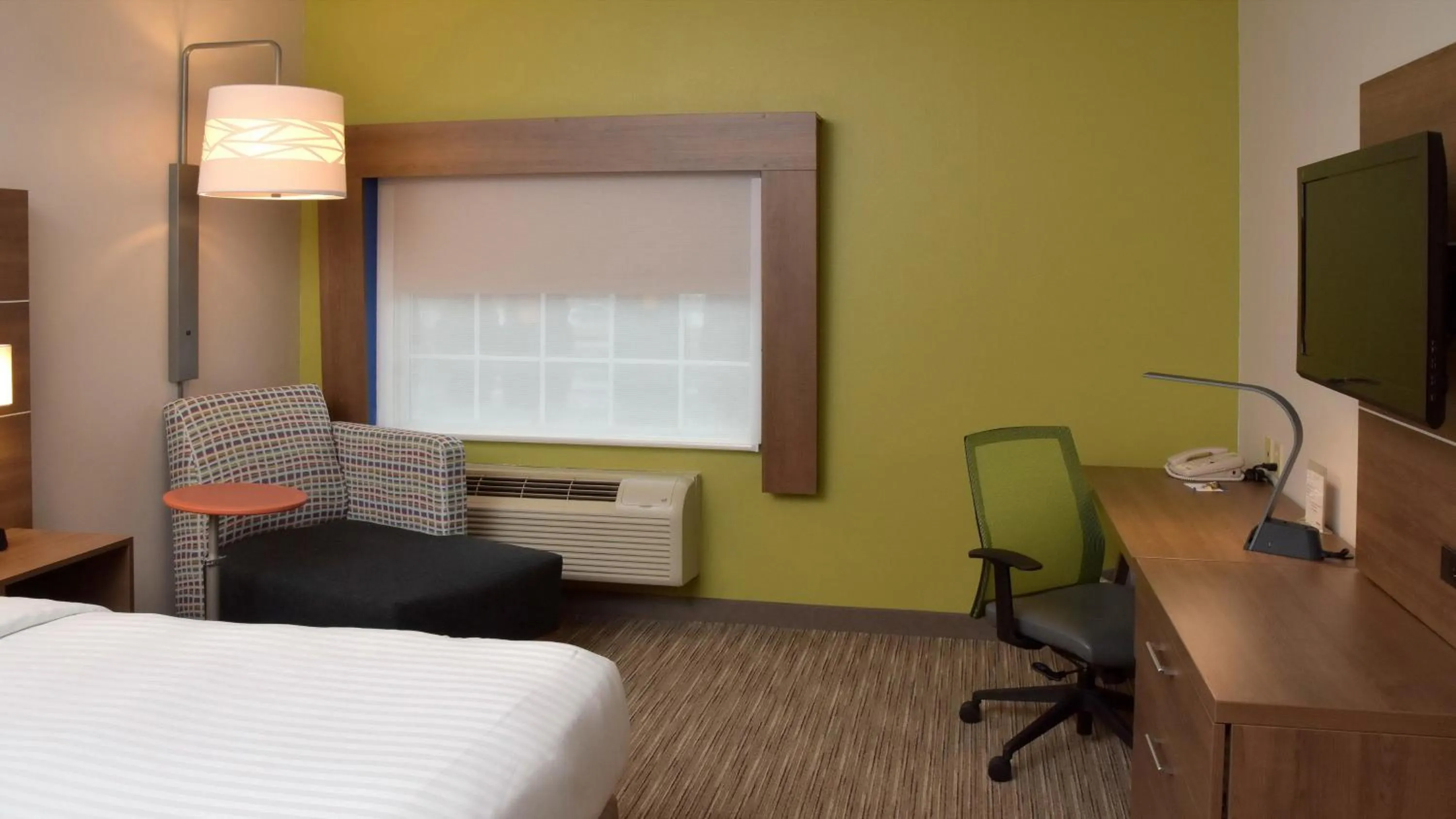 Photo of the whole room, Bed in Holiday Inn Express Mount Pleasant- Scottdale by IHG