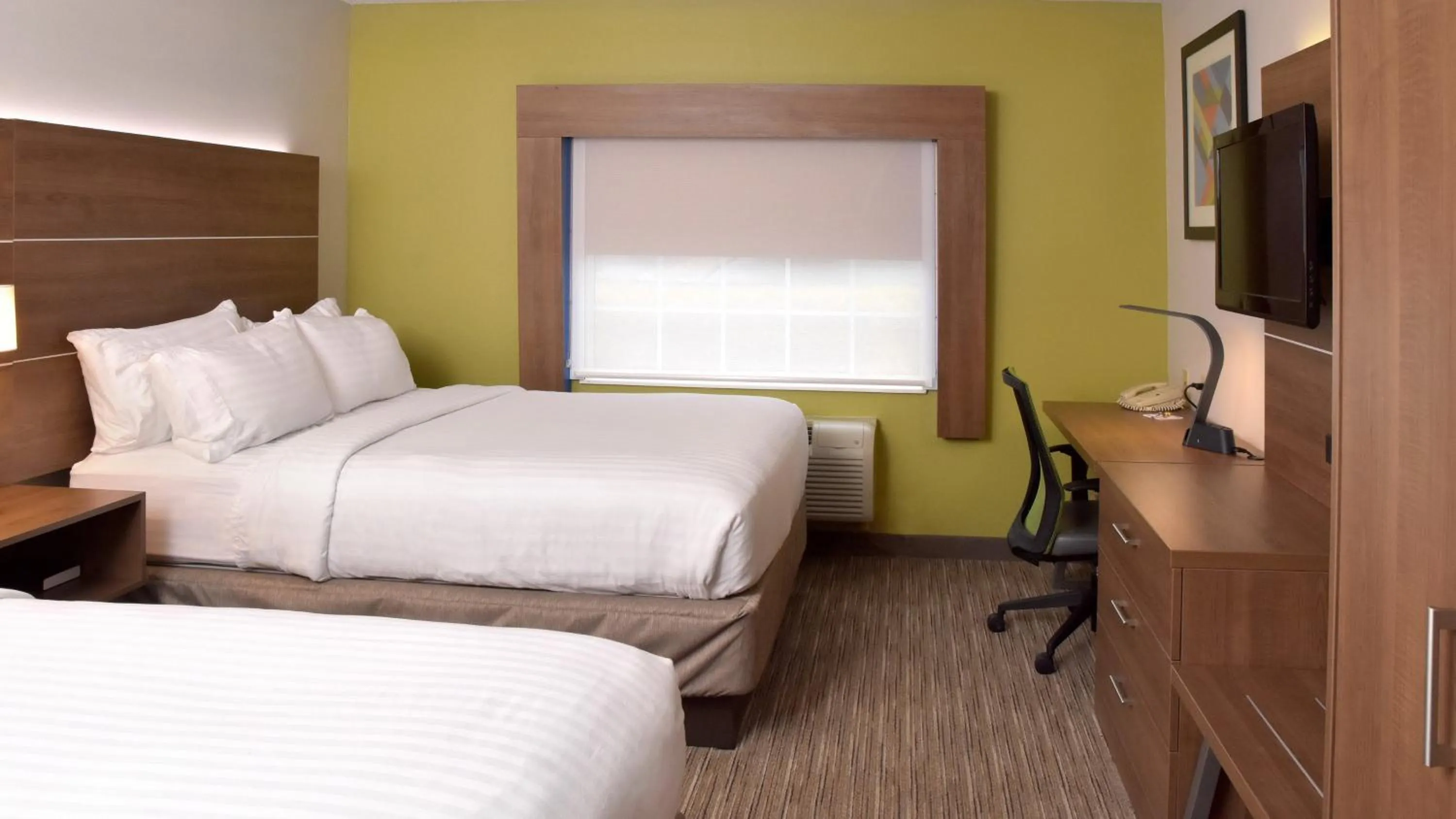 Photo of the whole room, Bed in Holiday Inn Express Mount Pleasant- Scottdale by IHG