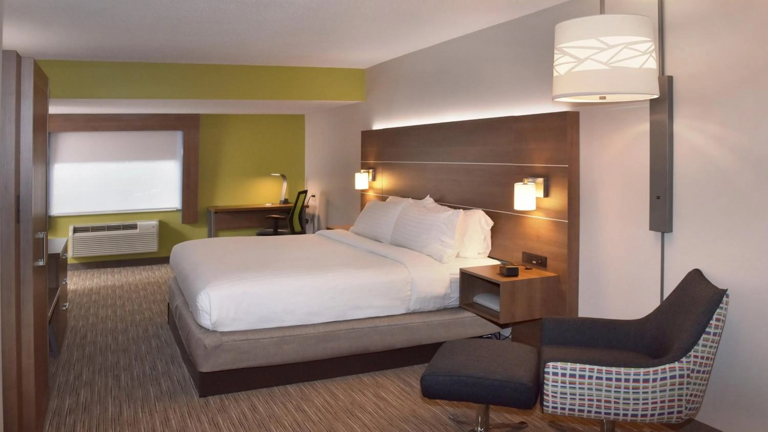 Photo of the whole room, Bed in Holiday Inn Express Mount Pleasant- Scottdale by IHG