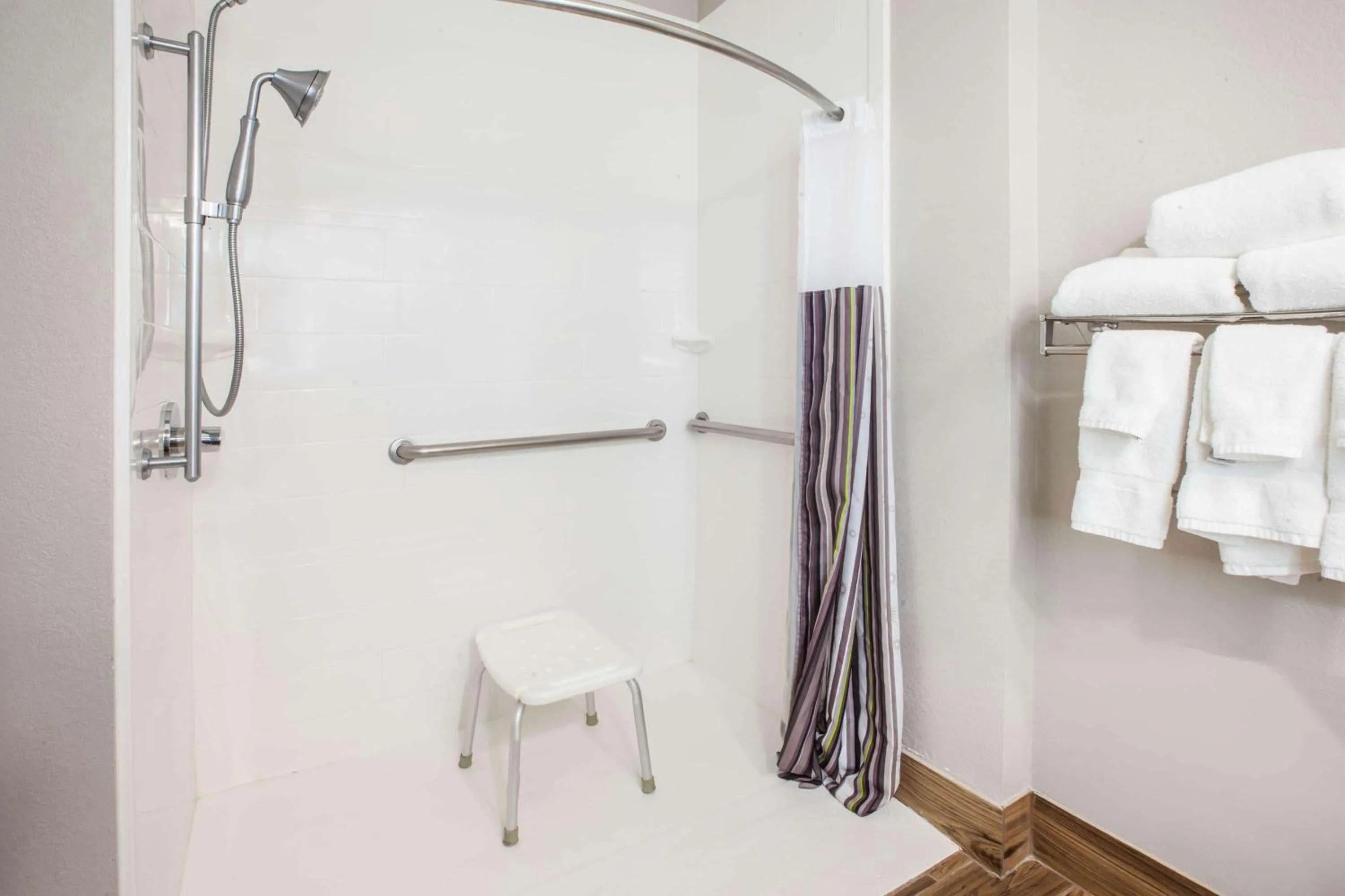 Shower in La Quinta Inn and Suites by Wyndham Elkhart