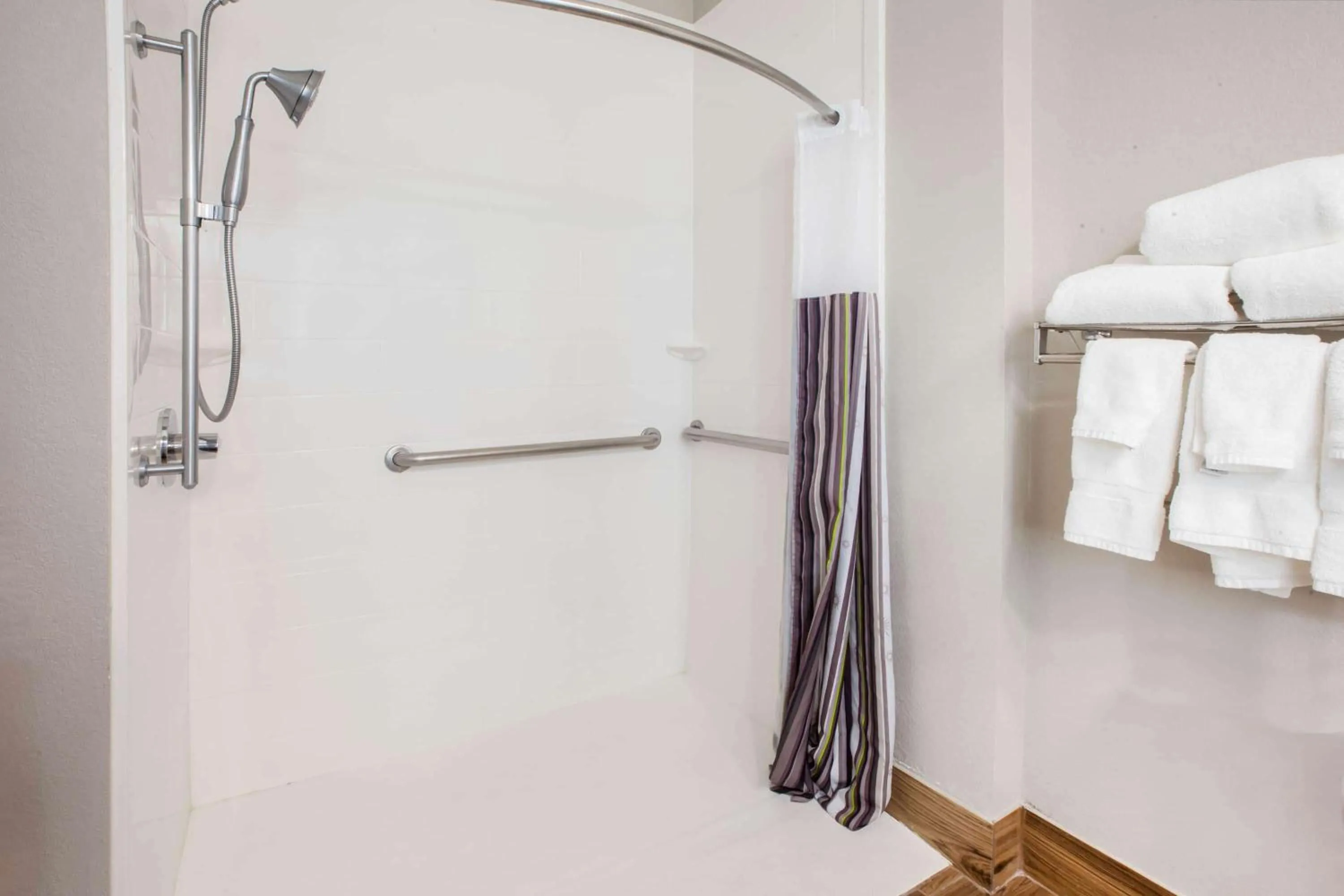 Shower in La Quinta Inn and Suites by Wyndham Elkhart