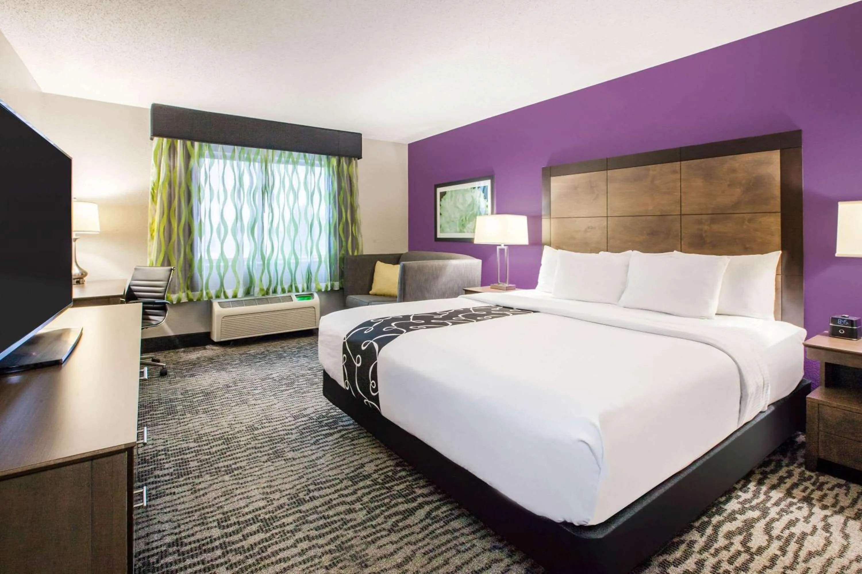Photo of the whole room, Bed in La Quinta Inn and Suites by Wyndham Elkhart