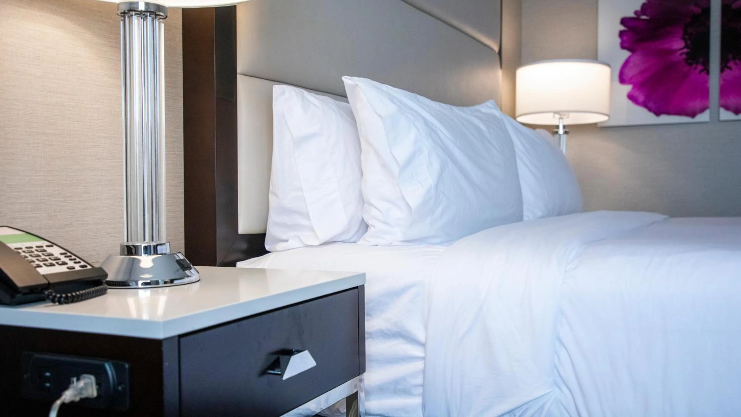 Bed in Holiday Inn Wilmington by IHG