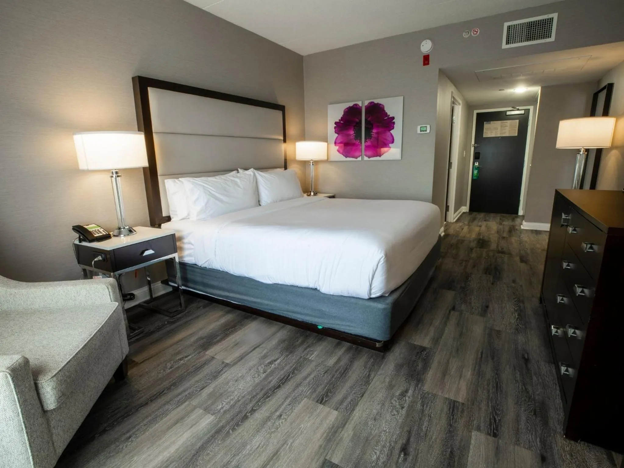 Photo of the whole room, Bed in Holiday Inn Wilmington by IHG